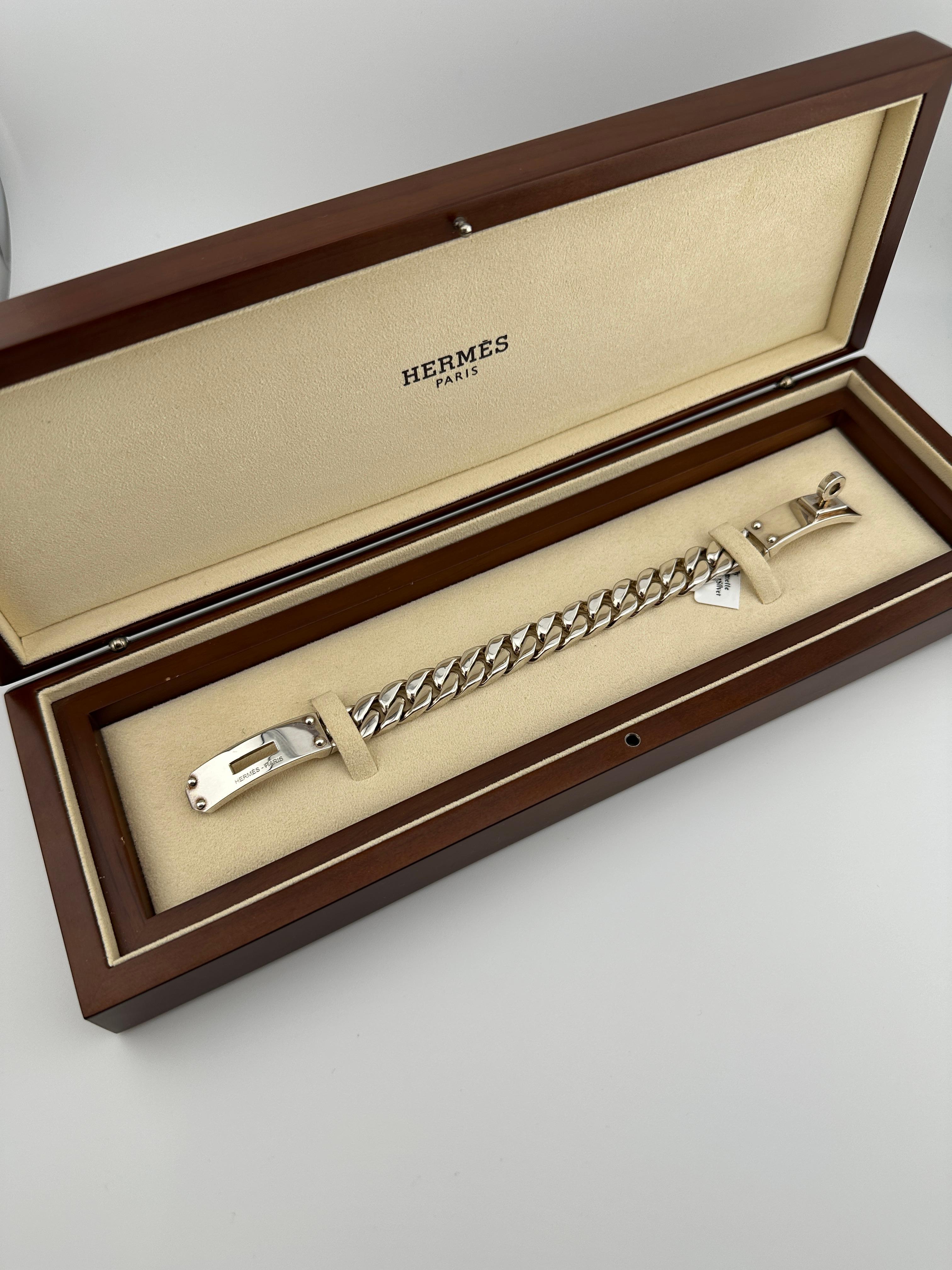 Bracelet Hermès Kelly Gourmette, grand modèle

Argent 925/1000

Circonférence intérieure : 17,2 cm  Largeur : 1.17 cm

Condit : Bon avec des rayures mineures

Livré avec une boîte Hermès