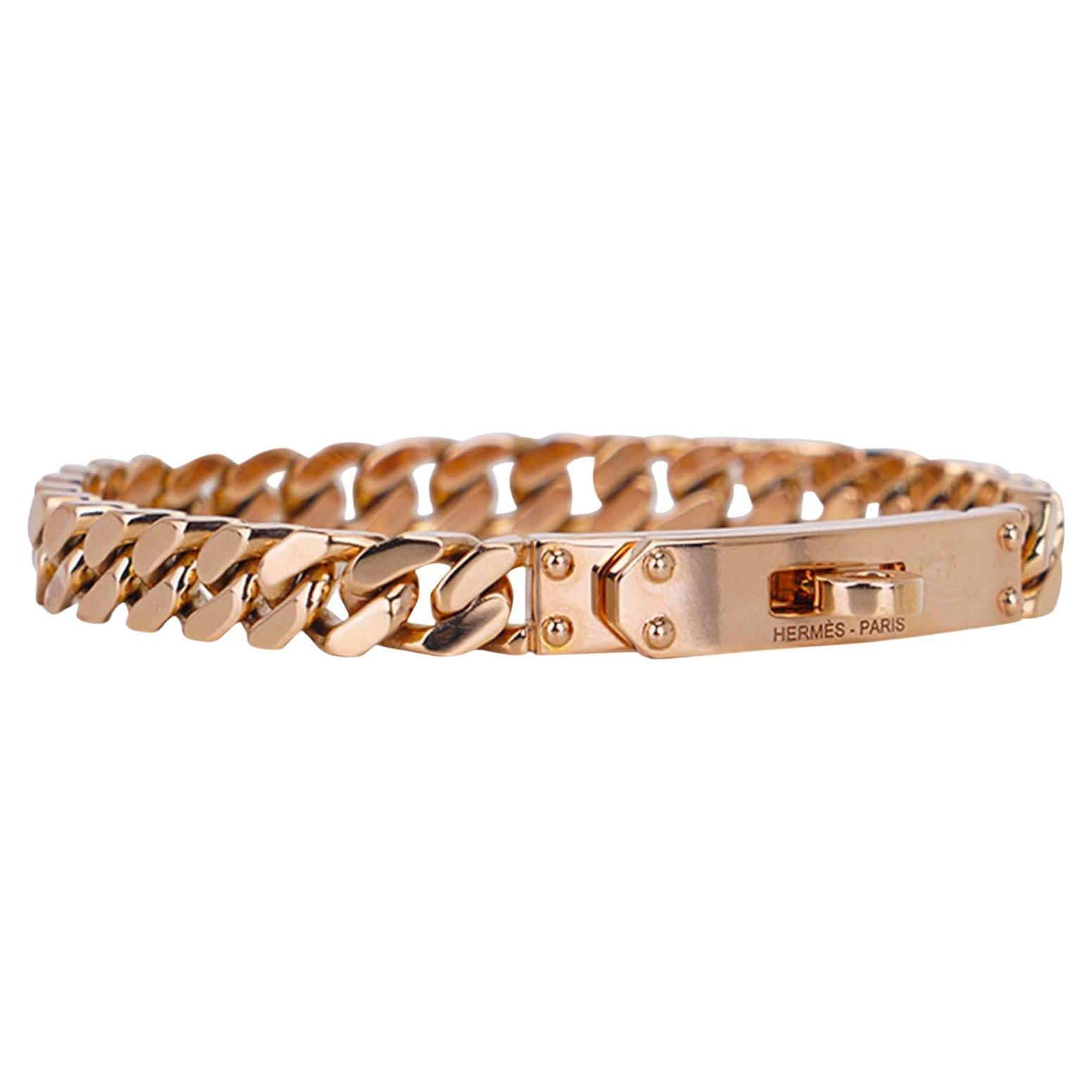 Mightychic propose un bracelet Hermes Kelly Gourmette très petit modèle.
Présenté en or rose 18 carats.
La chaîne Curb s'inspire des racines équestres d'Hermès.
L'Icone se ferme à l'aide d'un fermoir tournant Hermes Kelly.
Ce magnifique bracelet