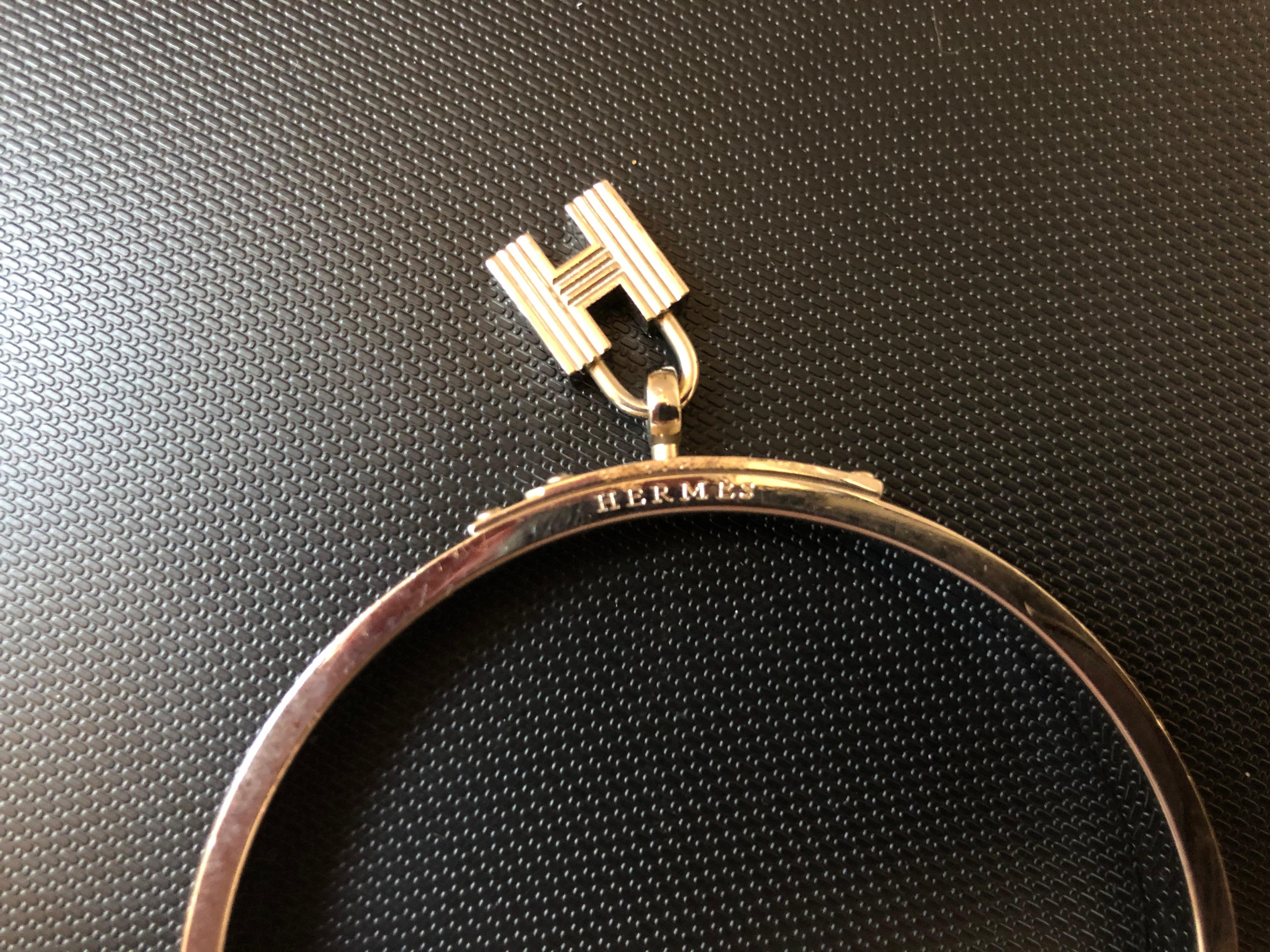 This is a lovely PM 65 S-M orange red Hermes Kelly H Cadena pendant lizard and palladium bangle which includes the dust bag and box. 