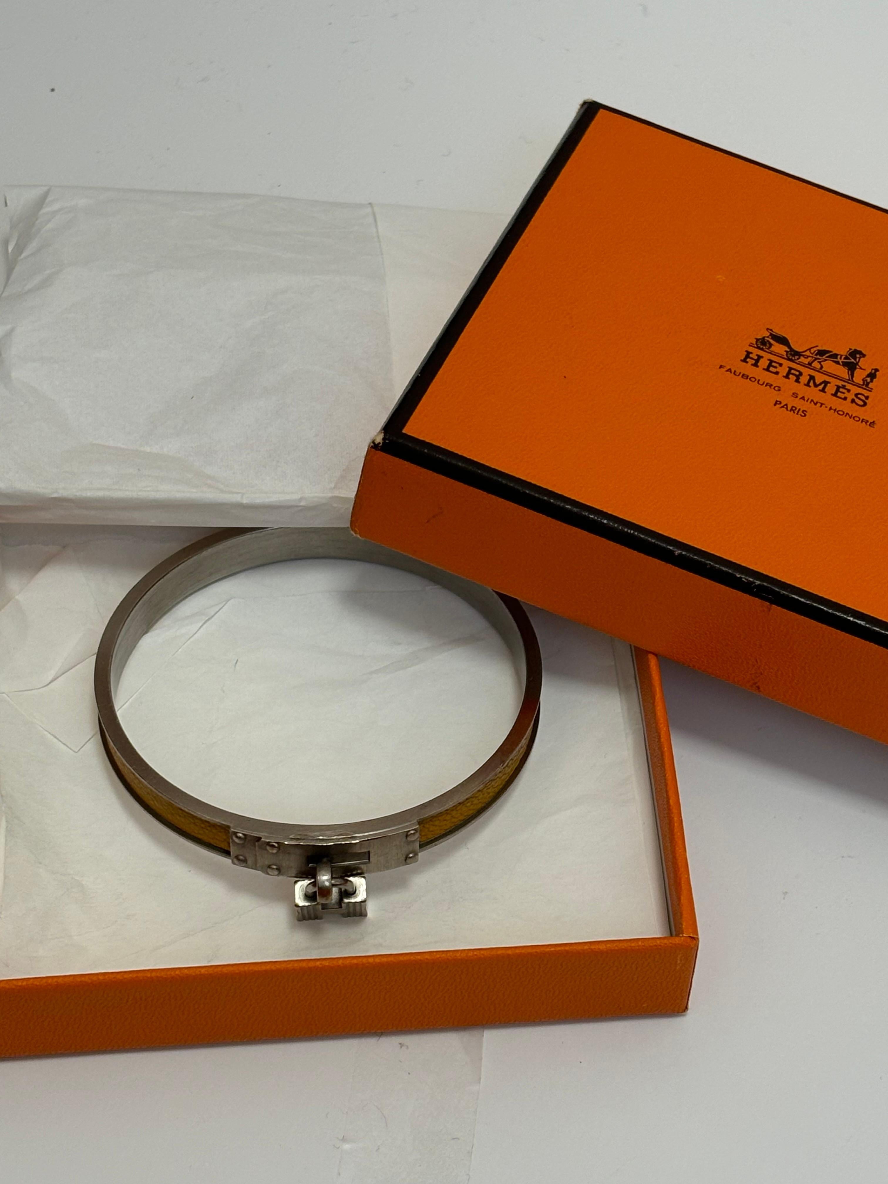 Eleganza semplice, questo è un bracciale/bangles che puoi indossare ogni giorno. È realizzato in palladio e pelle di lucertola arancione Hermes.
Un regalo perfetto.
Con la H penzolante e la pelle di lucertola arancione, è uno dei gioielli Hermes più