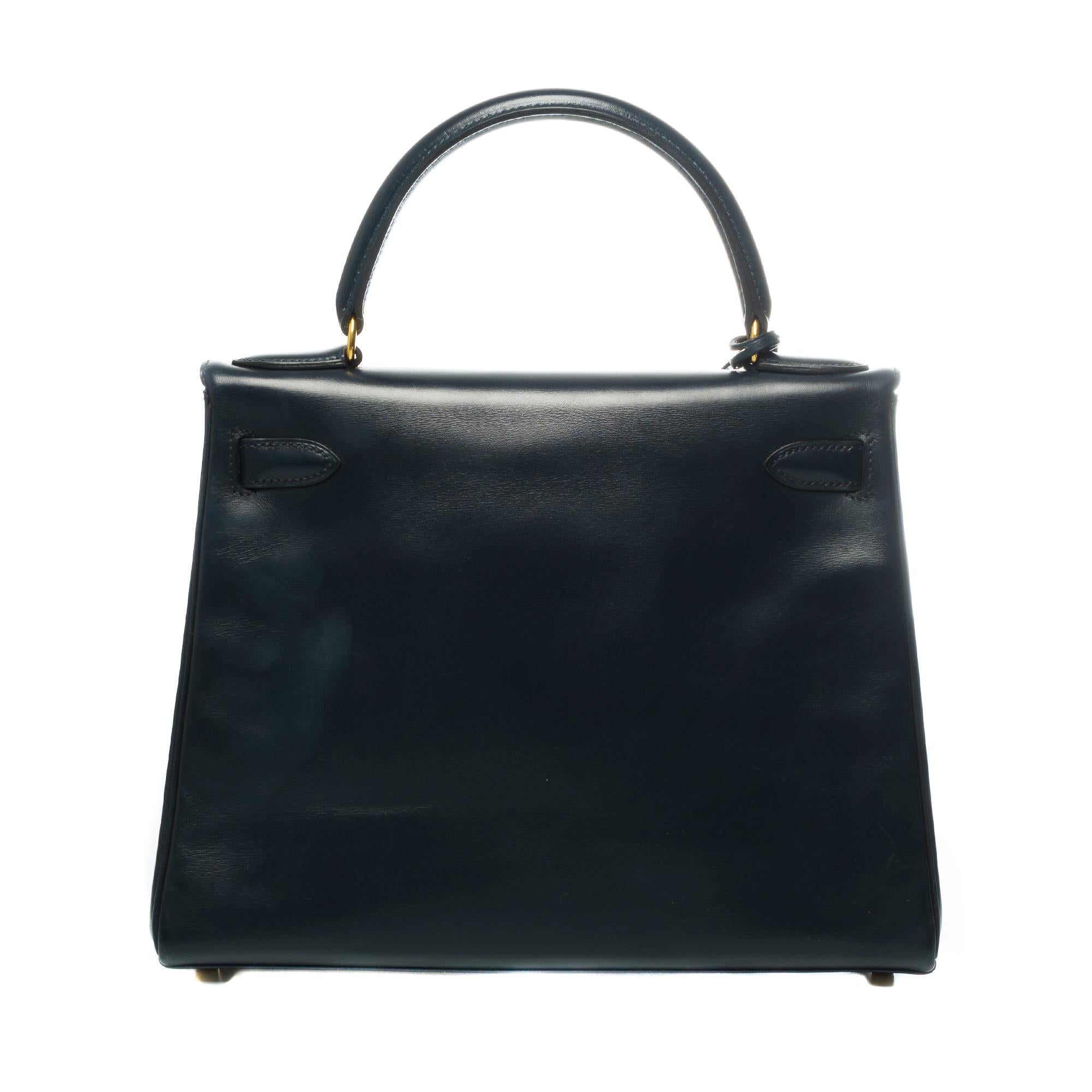 Splendid Hermes Kelly 28 handbag in navy box leather, gold plated metal hardware, simple handle in navy box leather, shoulder strap handle in navy box allowing a hand or shoulder strap.

Closure by flap.
Lining in navy leather one zipped pocket, one