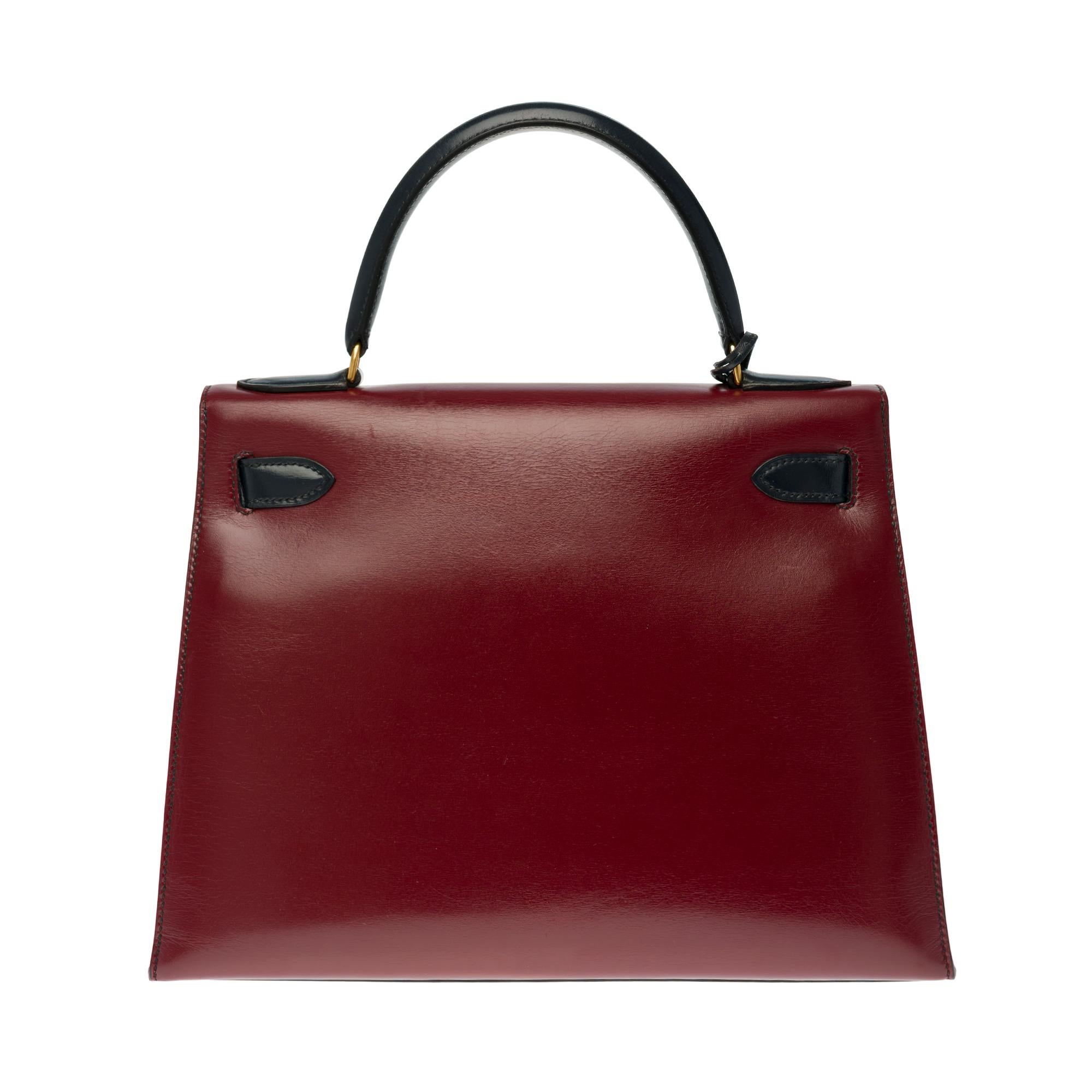 Splendid und Rare Hermes Kelly Handtasche 28 cm Tricolor grün Box Leder:: marineblau und bordeaux :: vergoldete Metall-Hardware:: marineblau Ledergriff:: grün Leder Schultergurt Griff ermöglicht eine Hand oder Schulter. 

Verschluss durch Klappe.