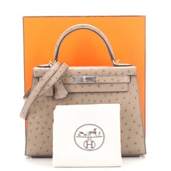 Hermès Kelly Handtasche aus grauem Strauß mit Palladiumbeschlägen 28