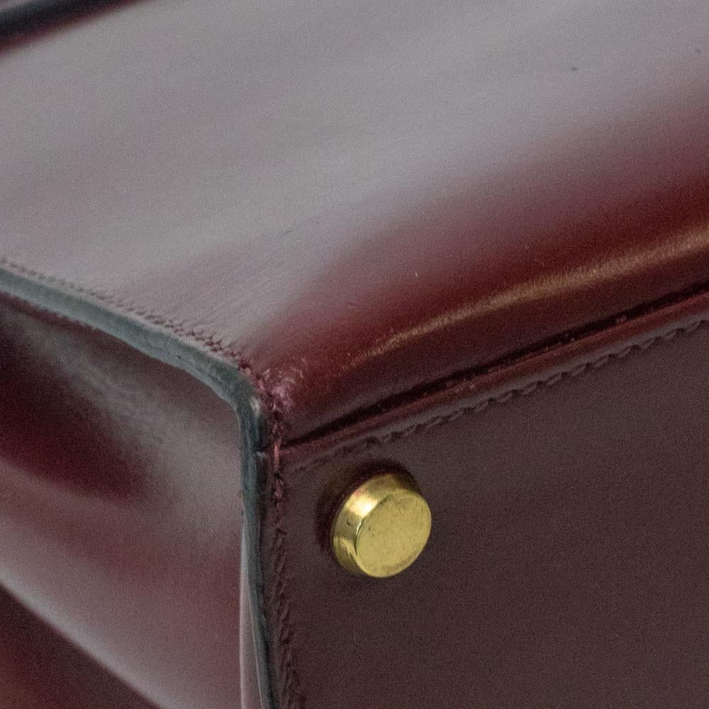 HERMÈS Kelly Handbag in Burgundy Leather 2