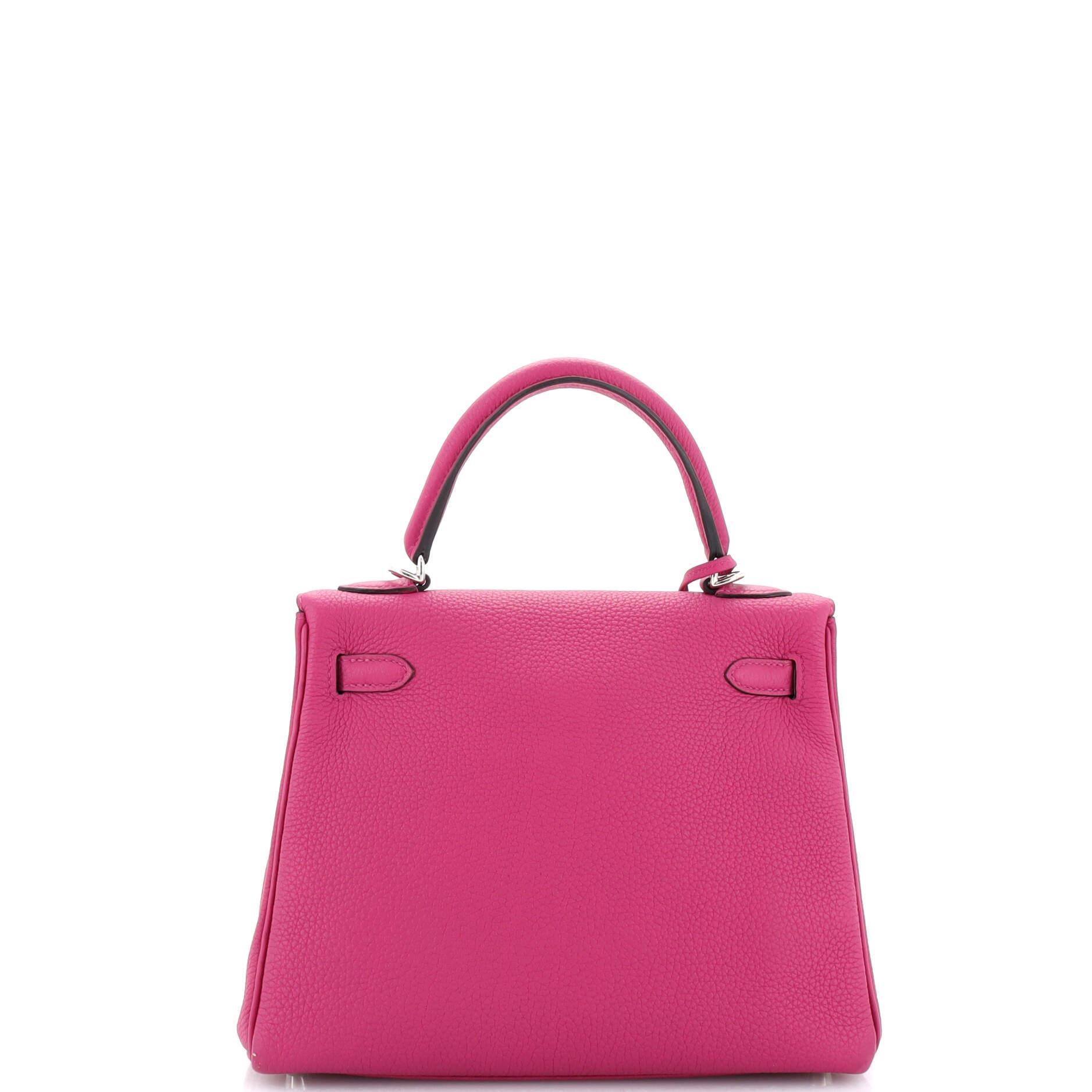 Hermès Kelly Handtasche Rose Pourpre Togo mit Palladiumbeschlägen 25 im Zustand „Gut“ im Angebot in NY, NY