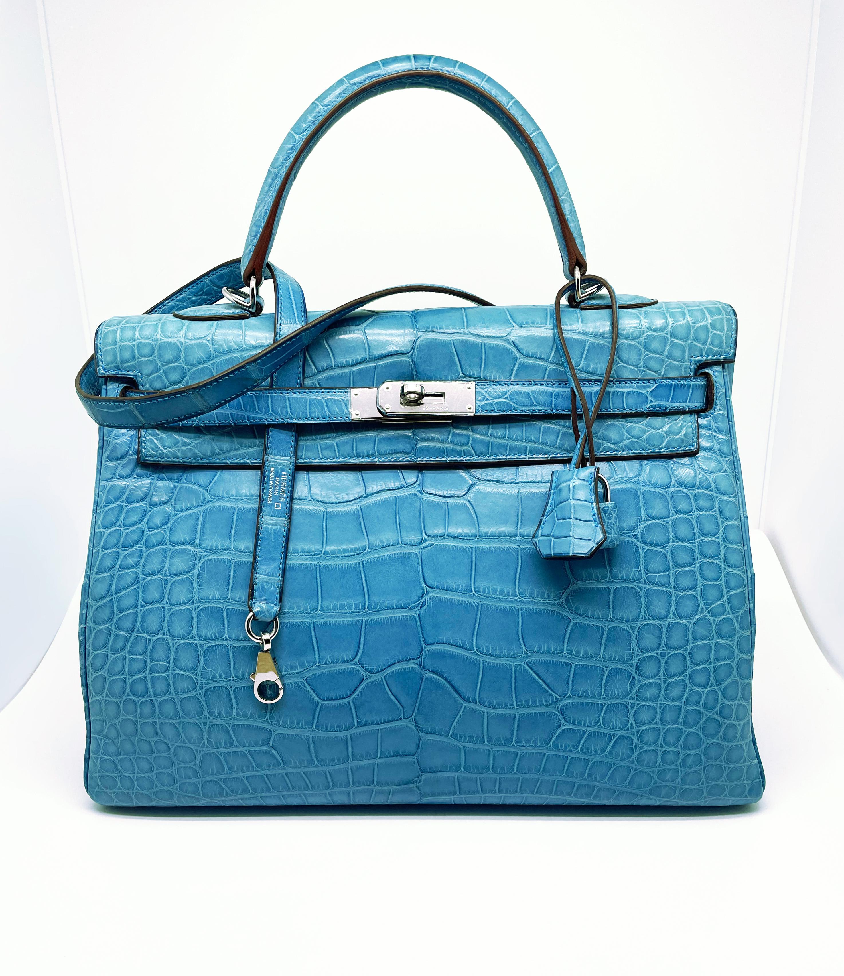 Bleu Sac à main Hermès Kelly retourné 35 en cuir d'alligator Mat Mykonos en vente