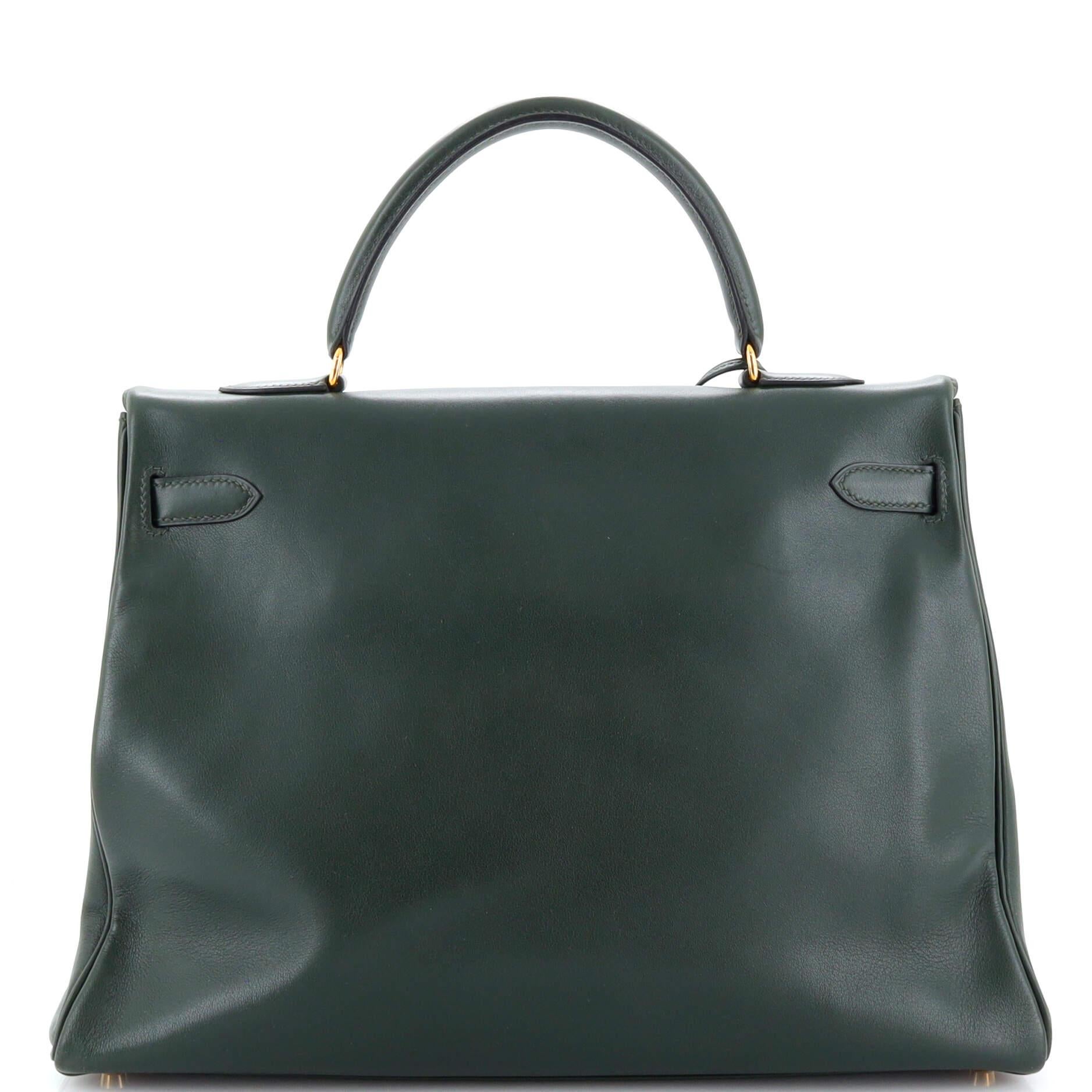 Hermes Kelly Handbag Vert Foncé Gulliver with Gold Hardware 35 In Good Condition For Sale In NY, NY