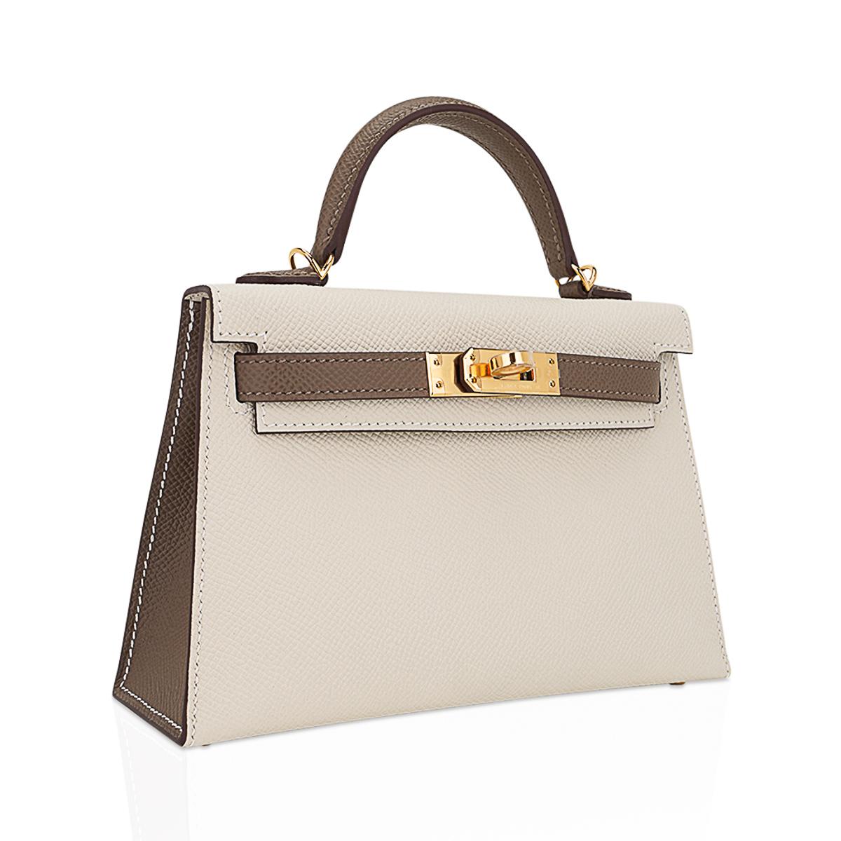 Mightychic offers anHermes Kelly HSS 20 Sellier bag featured in coveted Craie and Etoupe.
A stunning neutral color combination for year round wear.
Epsom leather accentuated with Gold hardware.
Comes with signature Hermes box, shoulder strap, and