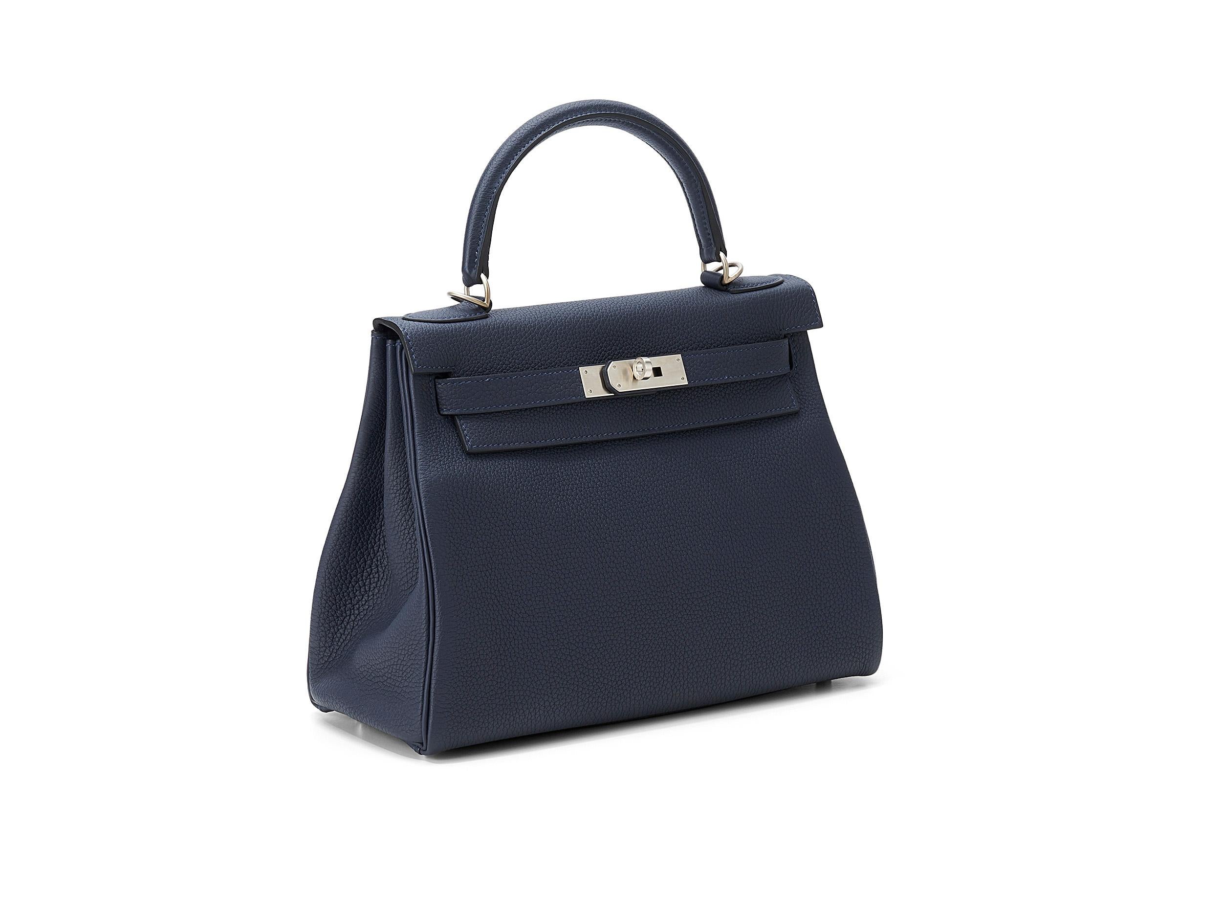 Hermès Kelly HSS 28 in pelle bleu nuit e togo con finiture in palladio spazzolato. La borsa non è indossata ma presenta uno scolorimento sull'hardware e viene fornita come set completo, ma senza la ricevuta originale. 

Le borse con il timbro a