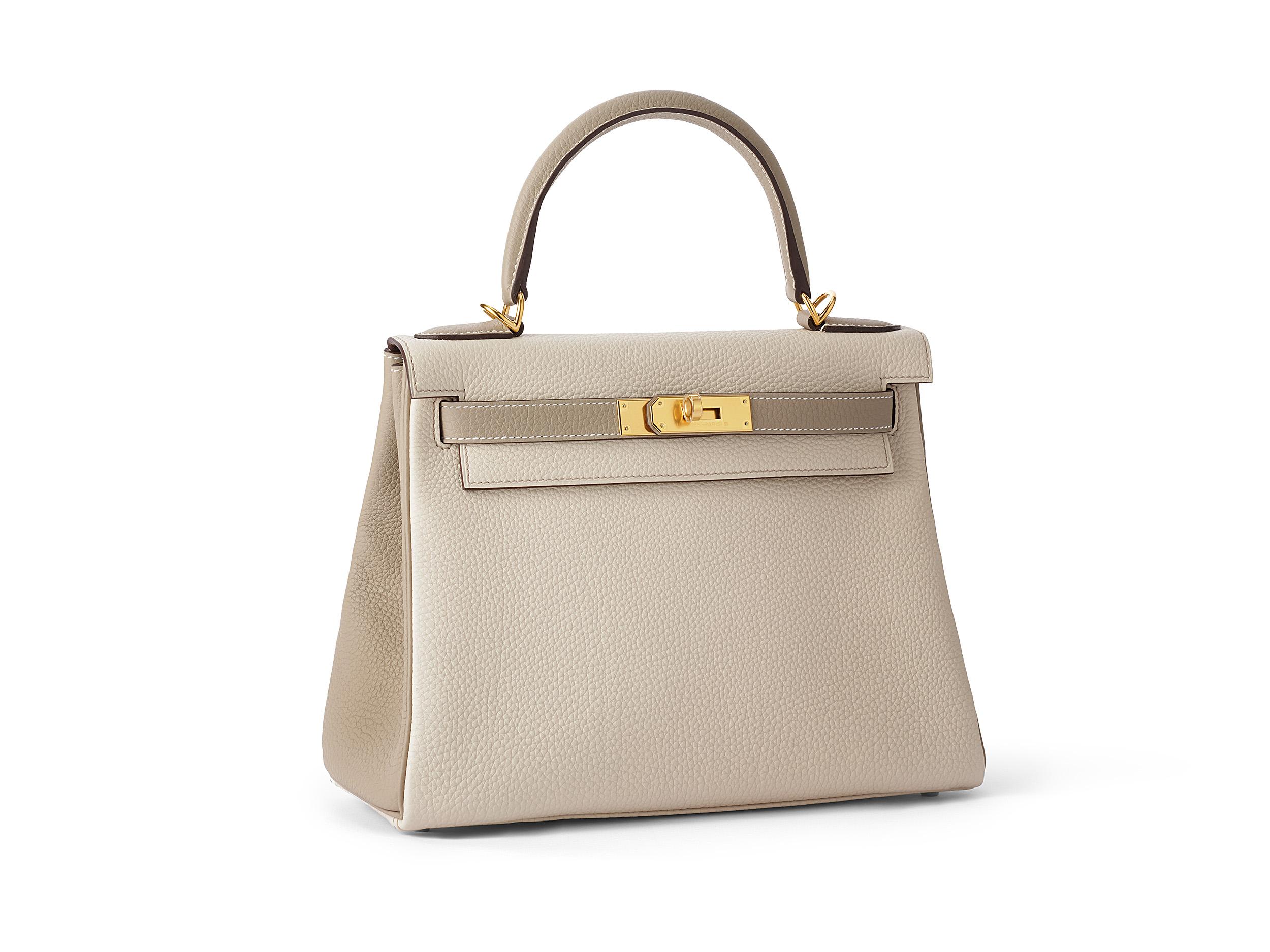 Hermès Kelly 28 HSS in craie / gris tourterelle and togo leather with gold hardware. The bag is unworn and comes as full set including the original receipt.
Stamp U (2022)

Bags with a horse shoe stamp (HSS) are customized for special clients.