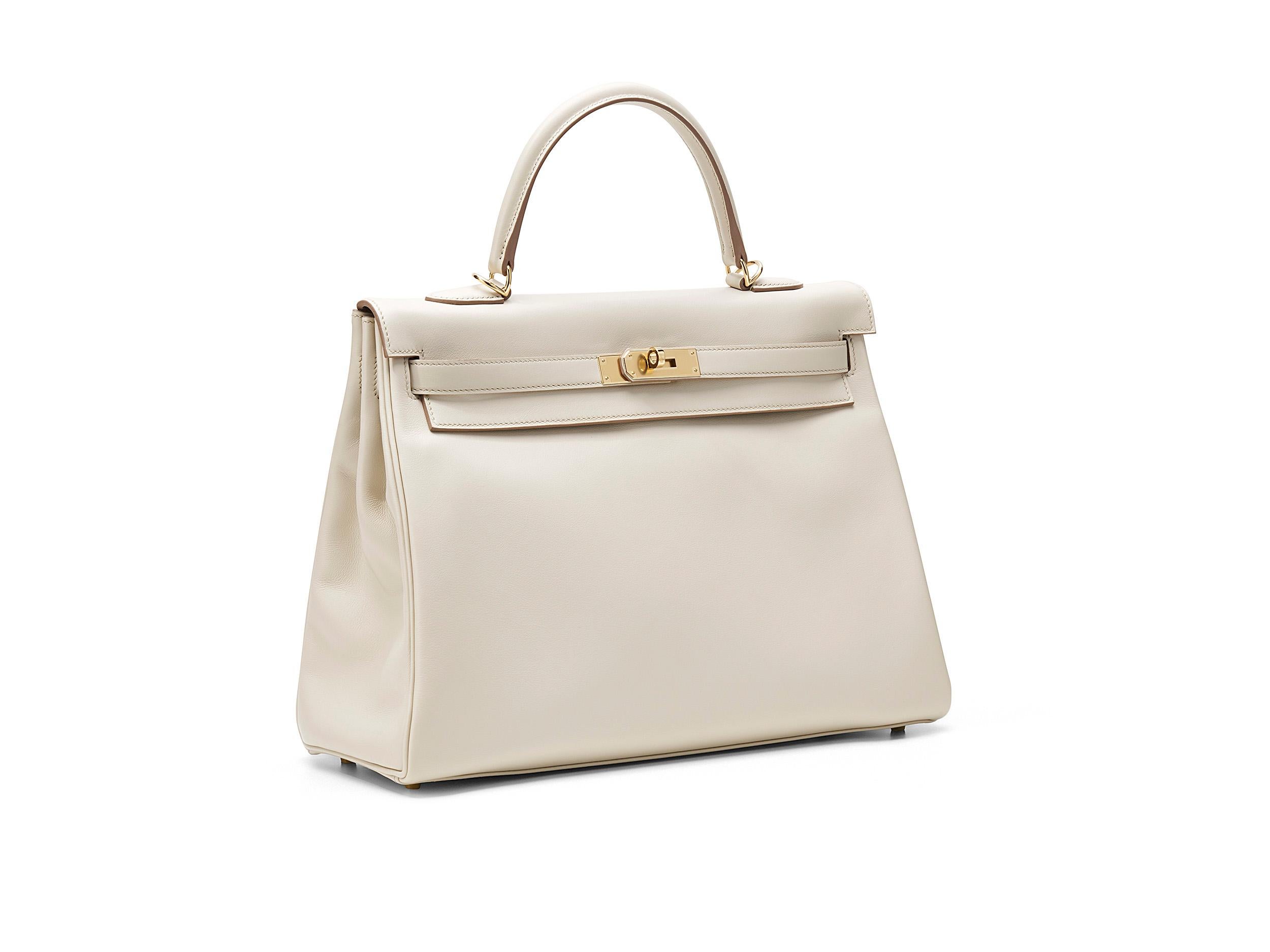 Hermès Kelly HSS 35 en beton y piel swift con herrajes champagner. La bolsa no se ha usado y se entrega completa, pero sin el recibo original. 

Las bolsas con un sello de herradura (HSS) se personalizan para clientes especiales. 

Sello Y (2020) 

