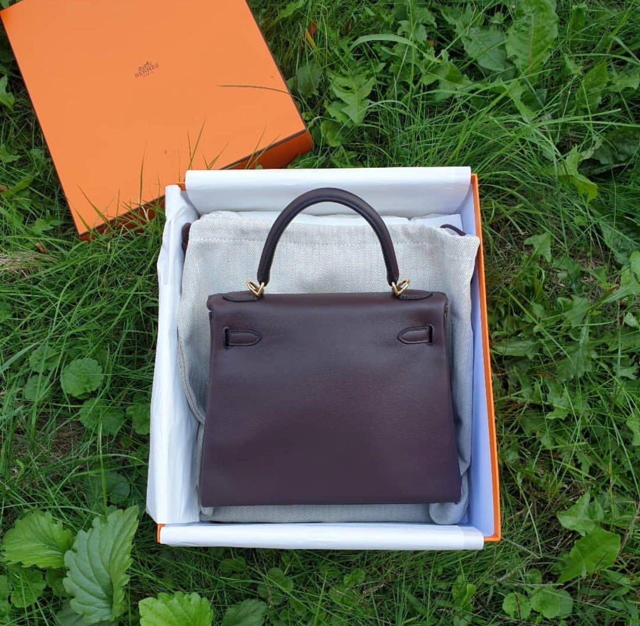 Hermes Kelly II Retourne 25 
Veau Swift 
Rouge Sellier
Gold HW
Was bought on September 06, 2021
Serial number ZBY*****
New, full set.
Invoice included.
For buyers from EU we can provide shipping from Poland. Please demand if you need.