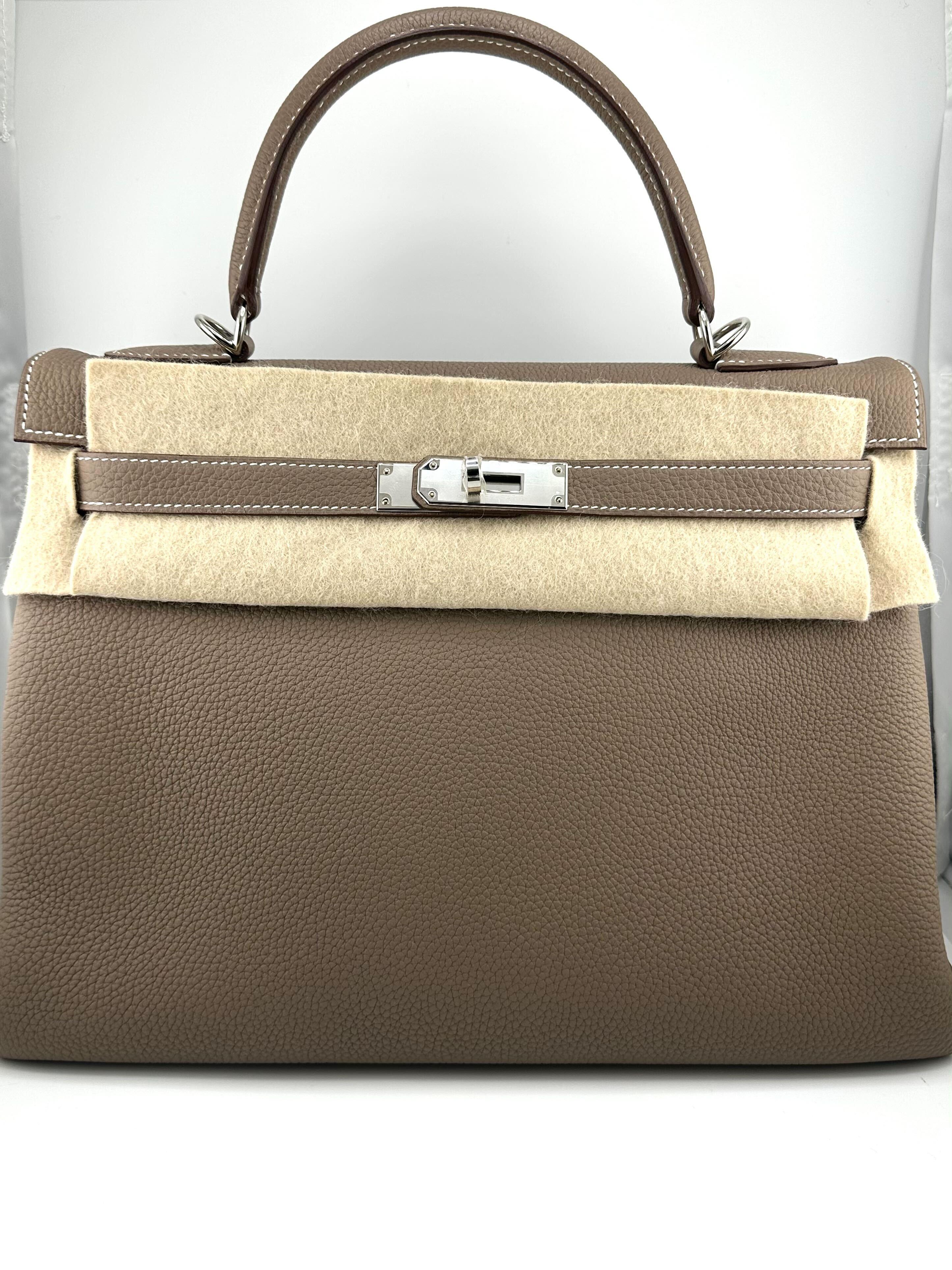 Hermes Kelly II Retourne 32 Togo Calfskin 18 Etoupe Palladium Hardware
 
Condition & Year: Brand New 2022
Material: Togo Calfskin Leather
Measurements: (L)32cm x (H)23cm x (W)10.5cm
Hardware: Palladium
 
*Comes in full original packaging.
*Includes