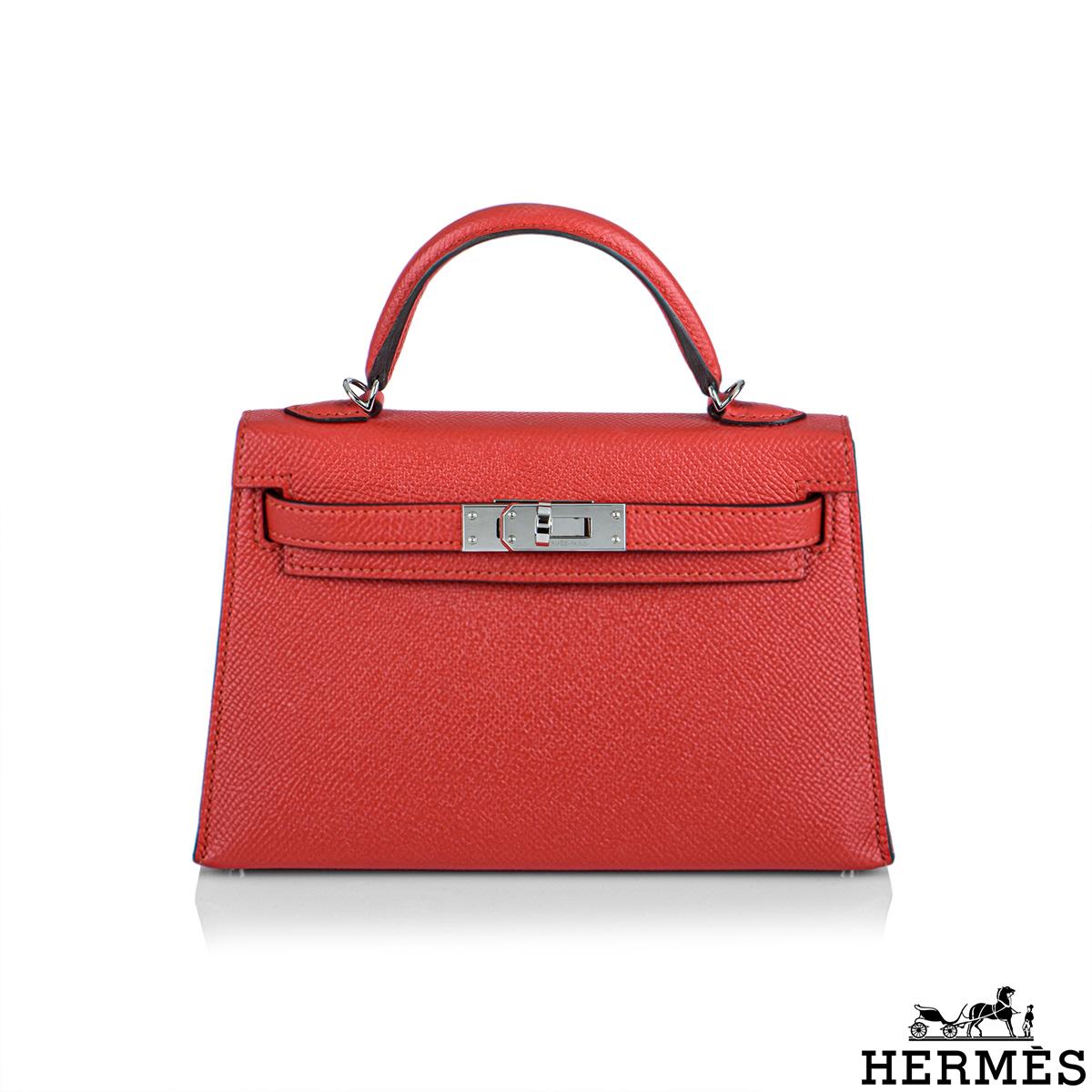 An exquisite rare Hermès 20 cm Kelly Sellier. The exterior of this Kelly features epsom leather in rouge tomate.  This rouge epsom leather is complimented with tonal stitching and palladium hardware. This Kelly features a front toggle closure,