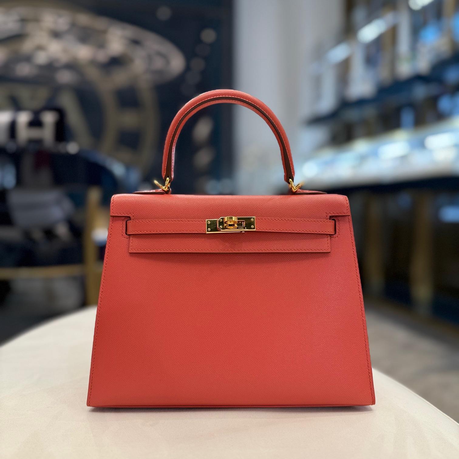 Jewell Aficionado propose un Hermes Kelly II Sellier 25 Veau Madame 9M Sanguine Gold Hardware

Cette Eleg 25 est dans ce rouge-orange riche et ardent qui rayonne de confiance, de passion et d'élégance indéniable. Cette nuance audacieuse mais