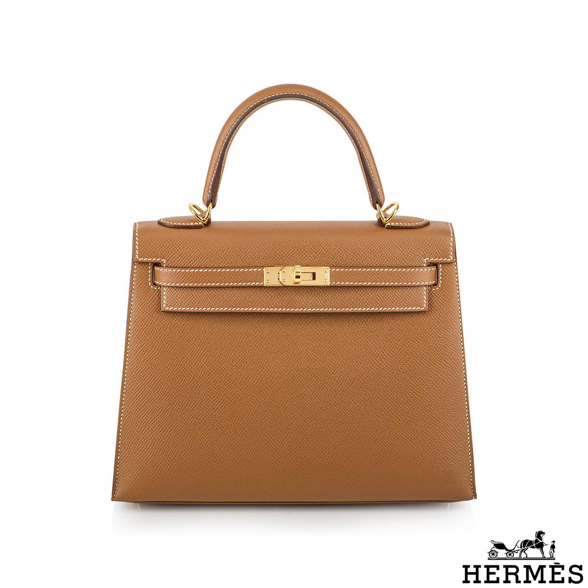 An exquisite Hermès 25cm Kelly bag. The exterior of this Kelly features a sellier style in gold epsom leather. The gold epsom leather is complemented with gold hardware and tonal stitchings. It features a front toggle closure with two straps,