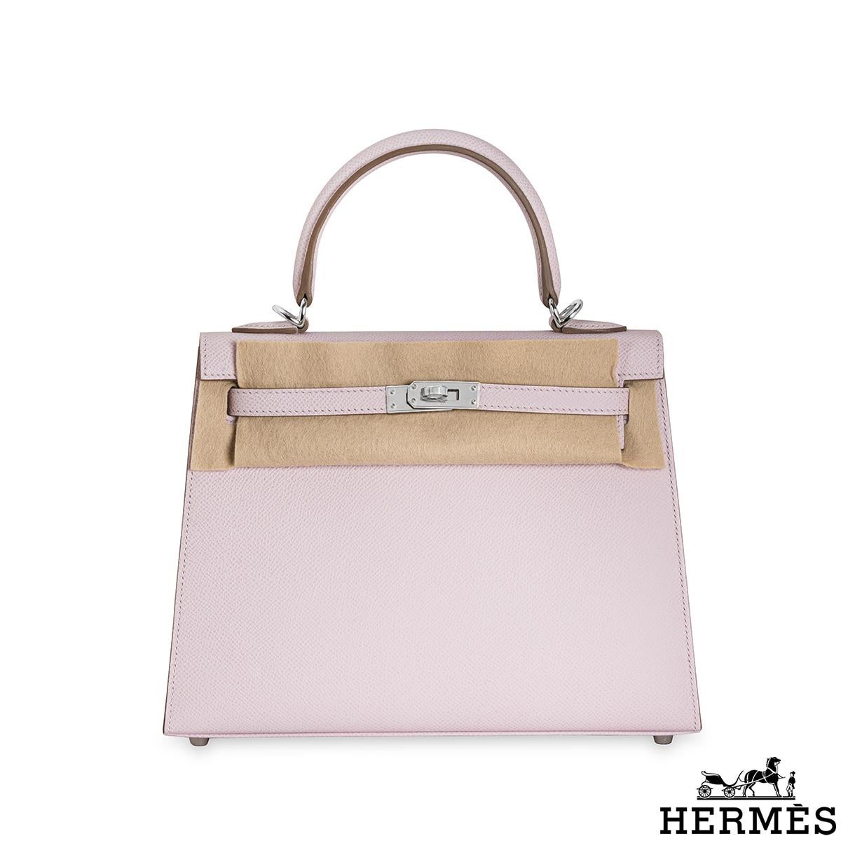 A gorgeous Hermès 25cm Kelly bag. The exterior of this Kelly features a Sellier style in Mauve Pale Veau Epsom leather. The Mauve Pale Epsom leather is complemented with palladium hardware and tonal stitchings. It features a front toggle closure