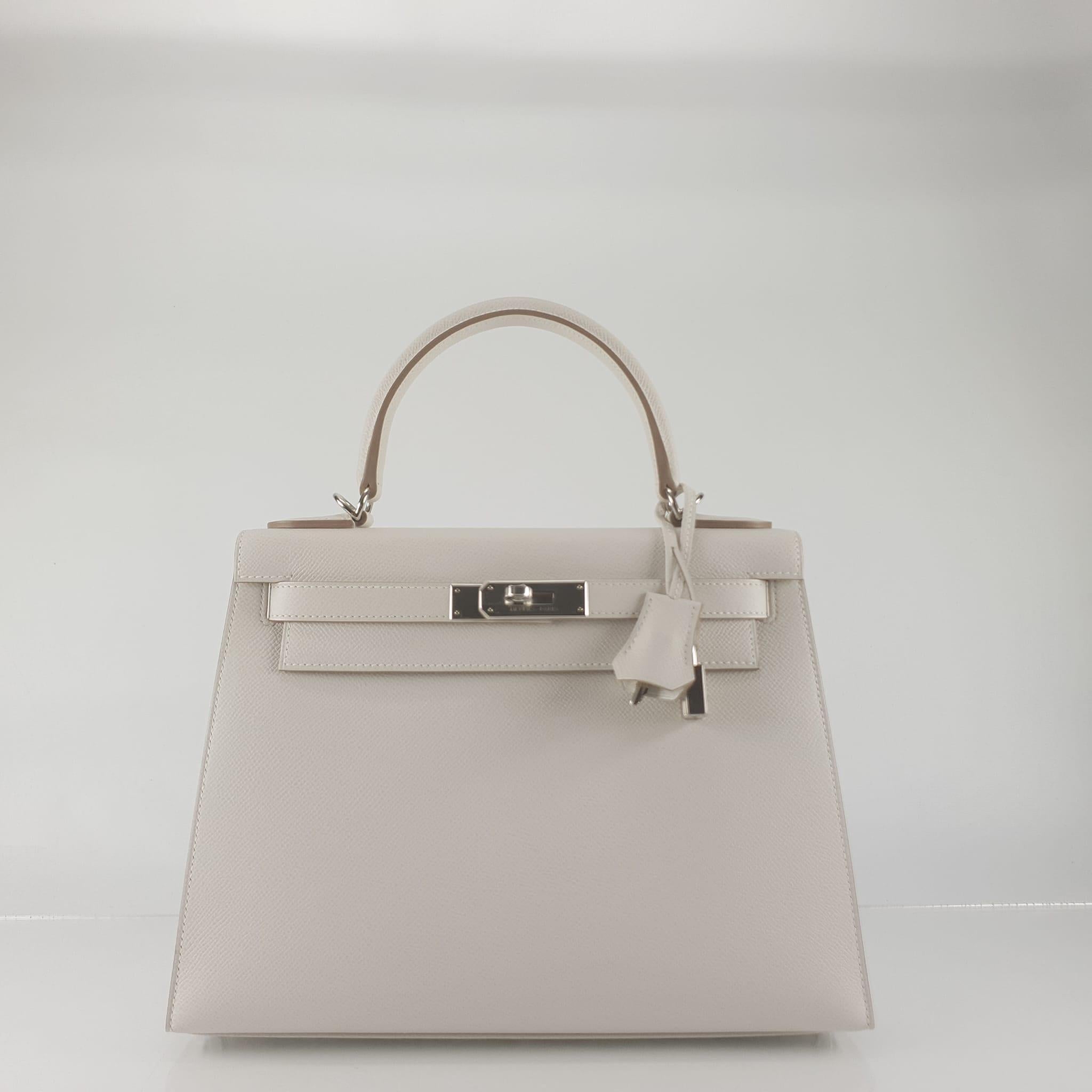Hermès Kelly II Sellier 28 Gris Pale Epsom Palladium hardware 2023 -Brand New in Box
Includes full set with: lock, two keys, clochette, clochette dust bag, care booklet, raincoat, dust bag and box