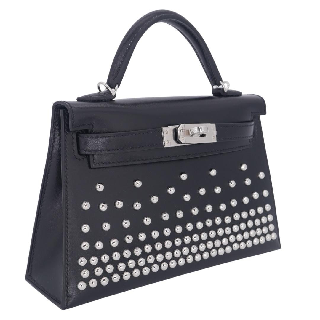 Marchio: Hermès
Stile: Kelly II Sellier Mini Cloute
Dimensioni: 20 cm
Colore: nero
Materiale: Pelle di vitello con borchie
Hardware: Hardware Palladium (PHW)
Dimensioni: 7,5