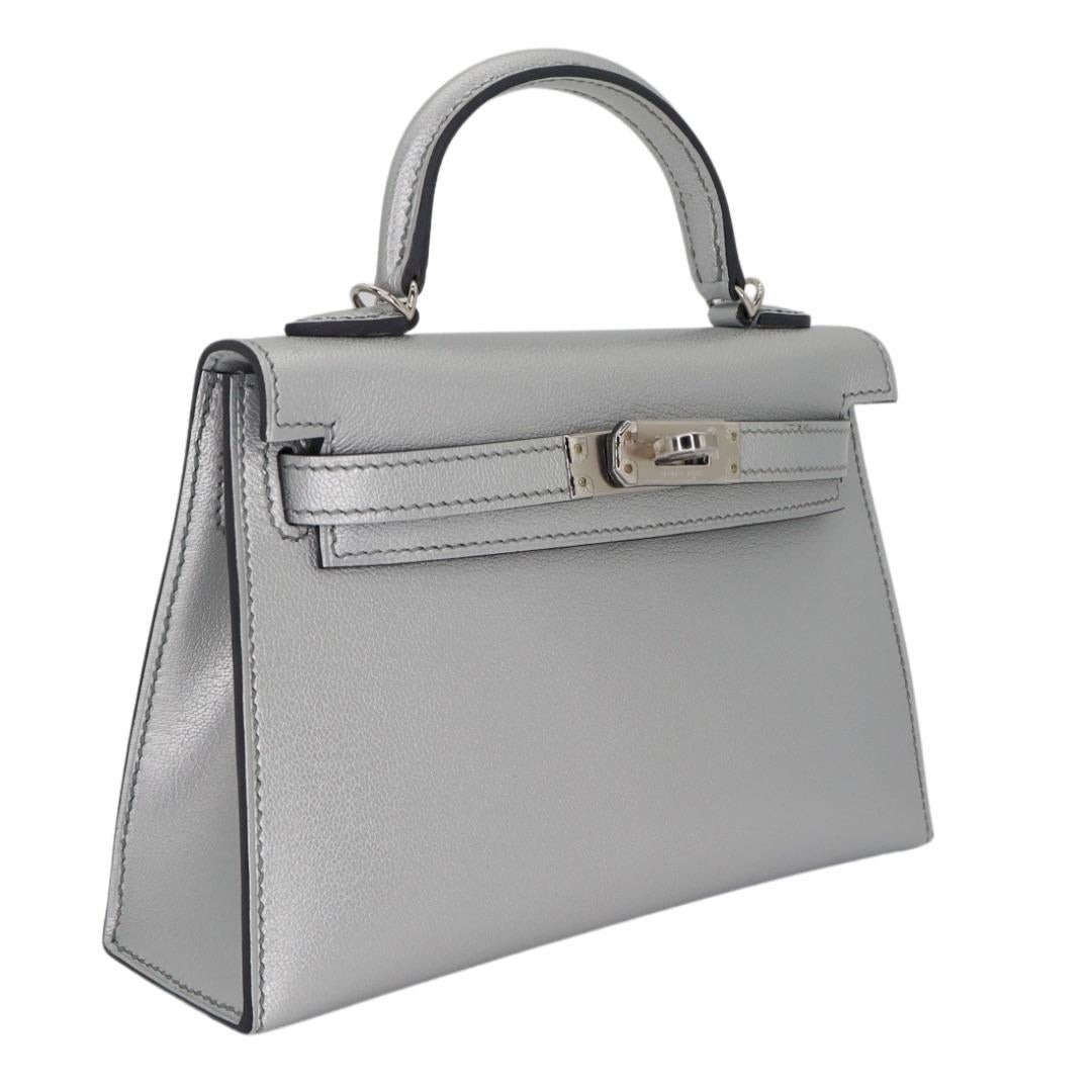 Brand: Hermès
Style: Kelly II Sellier Mini
Size: 20cm
Color: Gris Argente
Material: Chèvre Chamkilight Leather
Hardware: Palladium Hardware (PHW)
Dimensions: 7.5