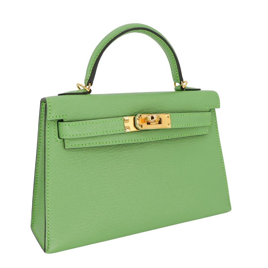 Brand: Hermès
Style: Kelly II Sellier Mini
Size: 20cm
Color: Vert Criquet
Material: Chevre Leather
Hardware: Gold Hardware(GHW)
Dimensions: 7.5