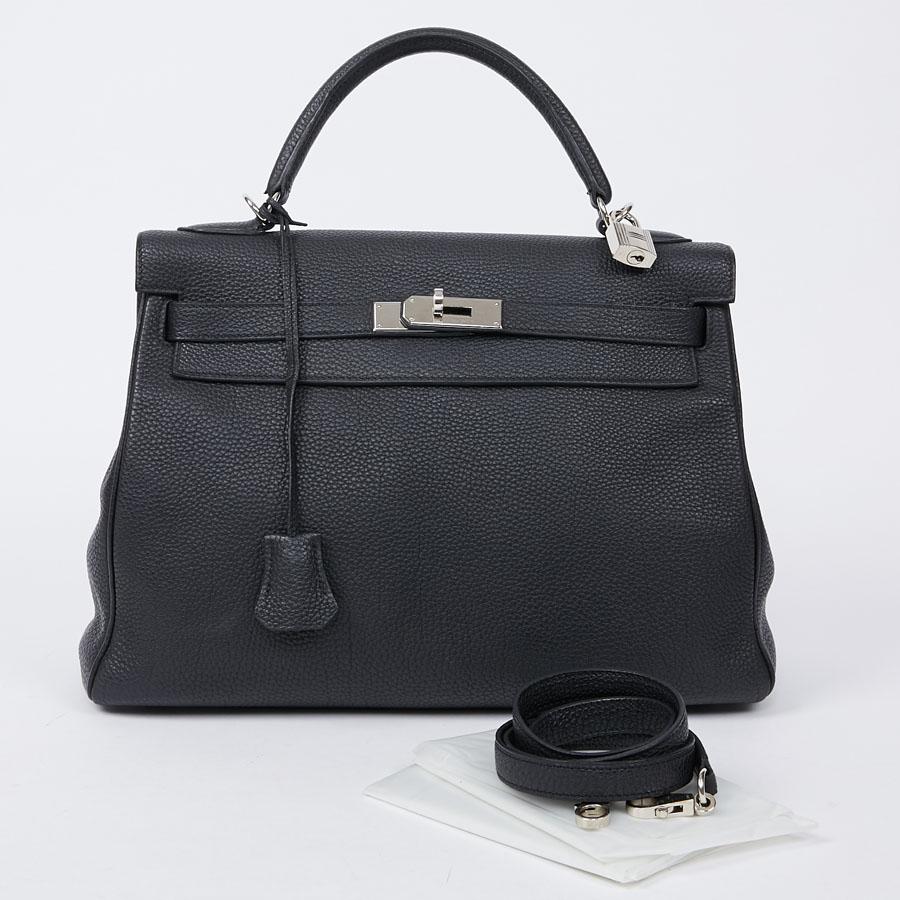 Elegant Kelly II bag from HERMES in black Togo calfskin. A must to have in your wardrobe. The trim is in palladium silver metal. It can be carried in the hand or using a removable shoulder strap. Flap closure.
It is in very good condition, very