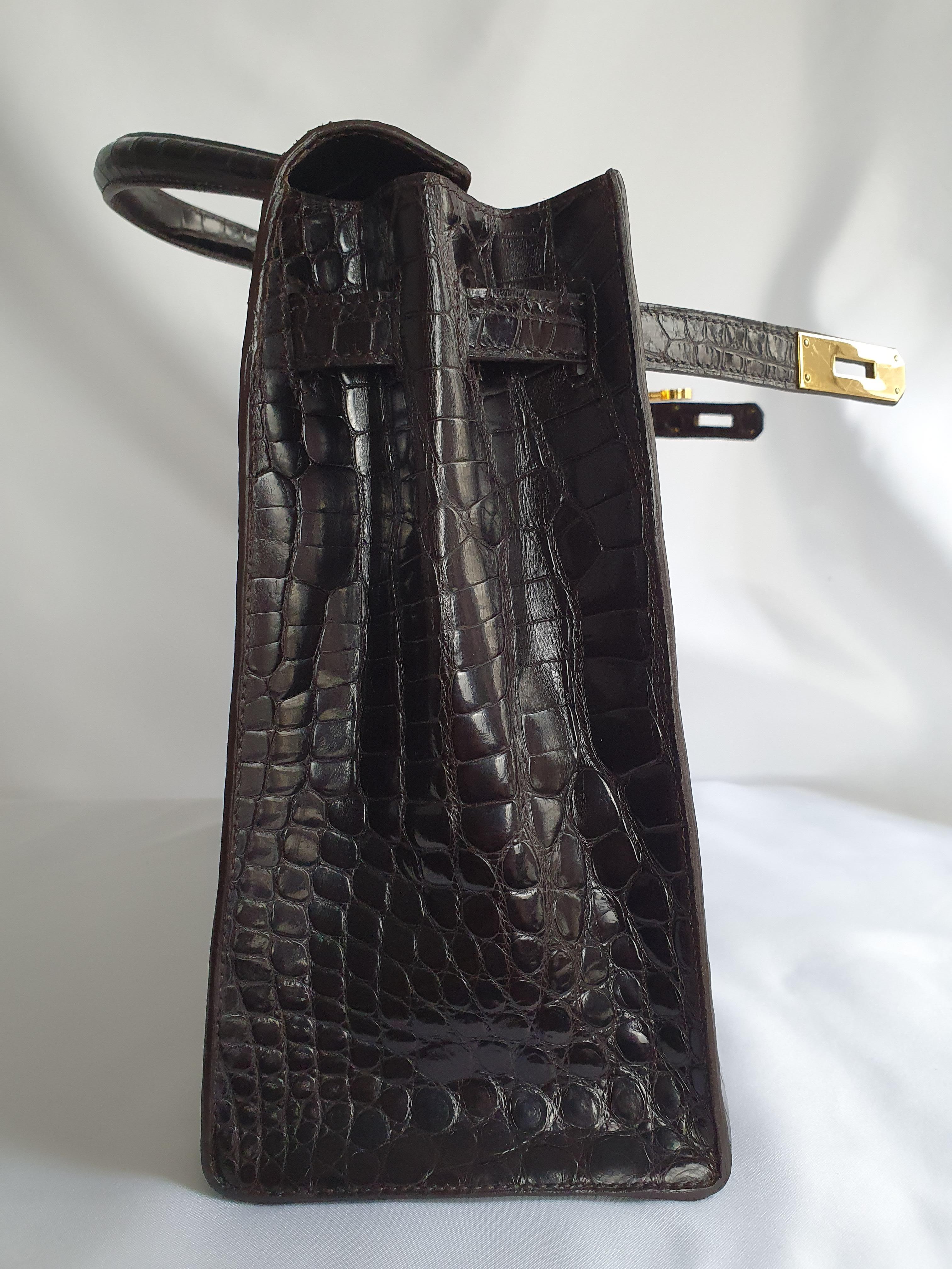 - Designer: HERMÈS
- Model: Kelly
- Condition: Very good condition. Scratches on hardware
- Accessories: Padlock, Keys
- Measurements: Width: 35,5cm , Height: 24,5cm , Depth: 13cm 
- Exterior Material: Porosus Crocodile 
- Exterior Color: Brown
-