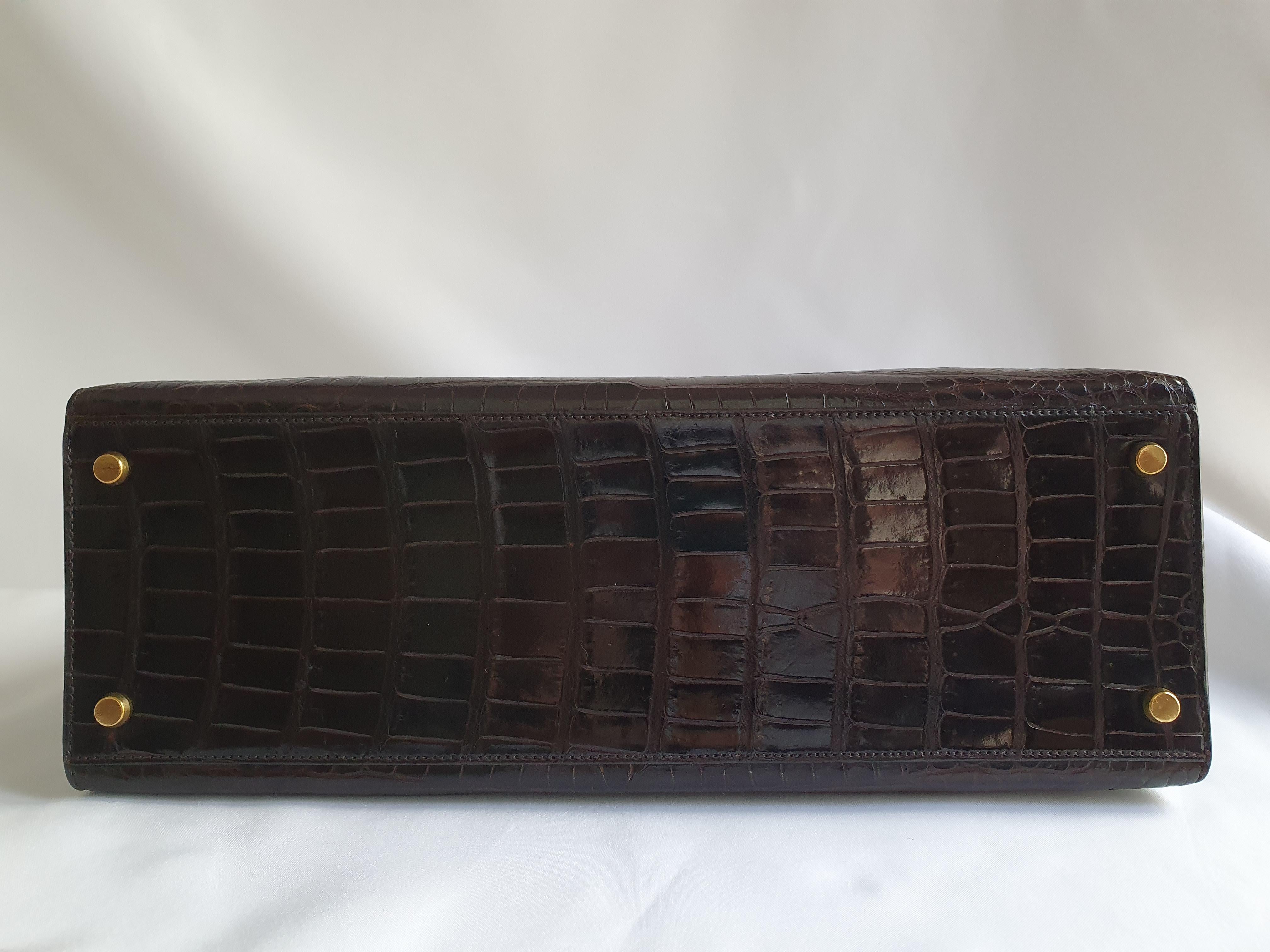 Hermès, Kelly in brown Porosus Crocodile In Good Condition In Clichy, FR