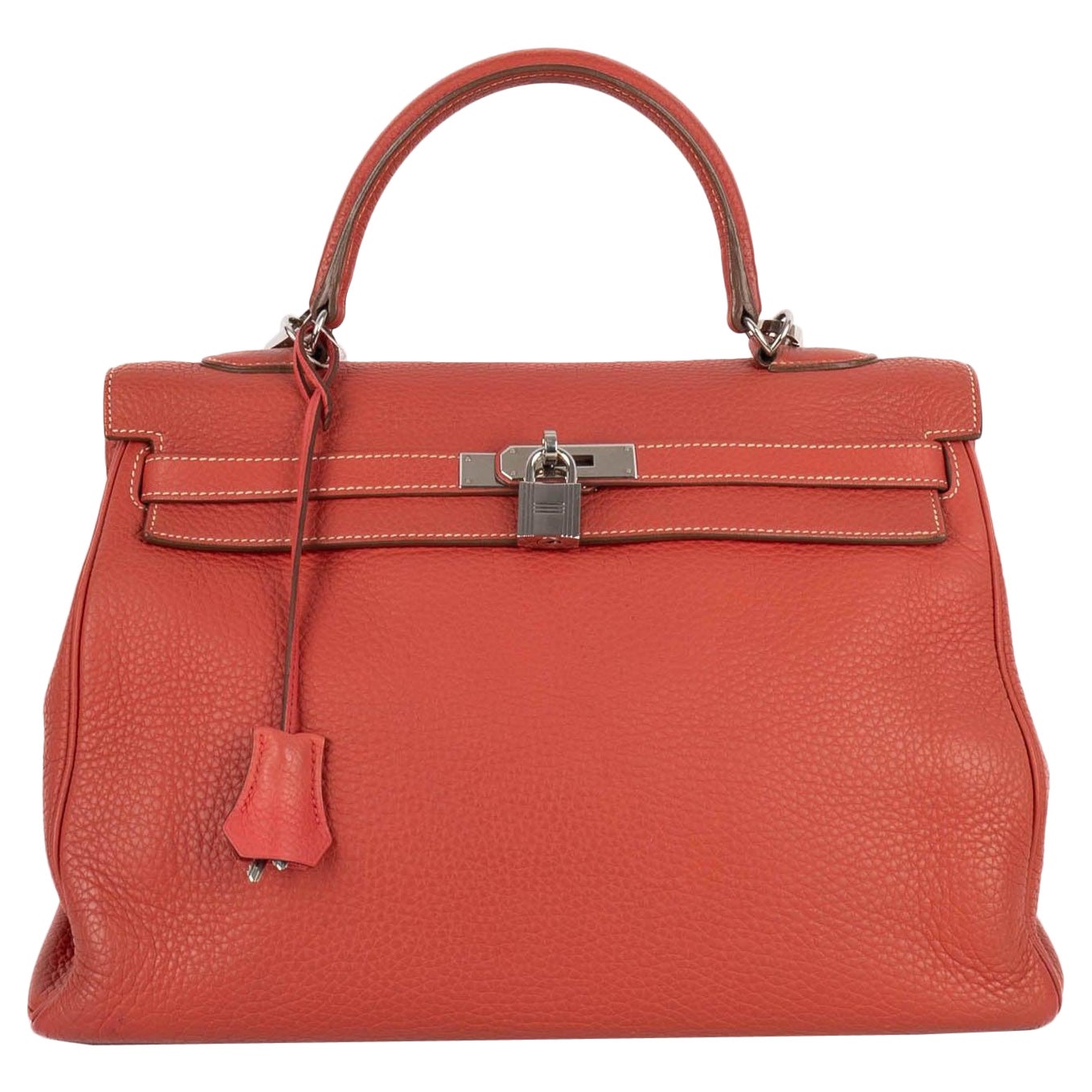 Bolso Hermès de piel con elementos metálicos plateados