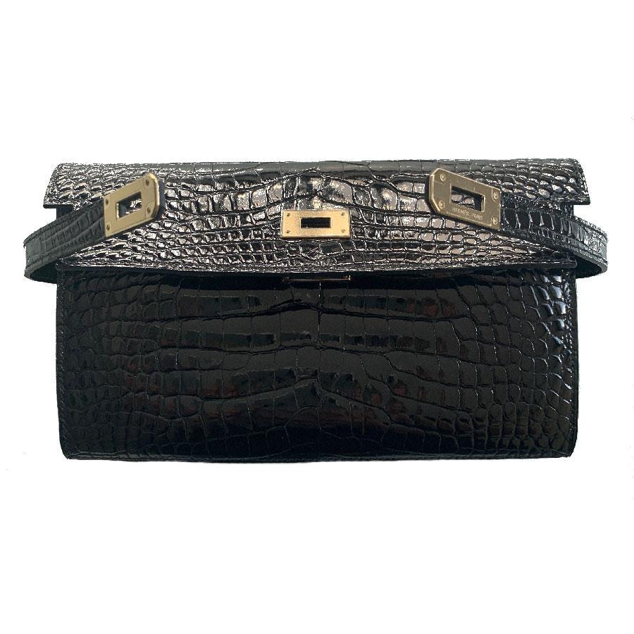 Beautiful HERMES Kelly long wallet in black smooth Mississippiensis alligator. The sanglons and the engraved HERMES PARIS clasp are in gold-plated metal.
The scales of this portfolio give this portfolio a very beautiful relief.
Inside you'll find 12