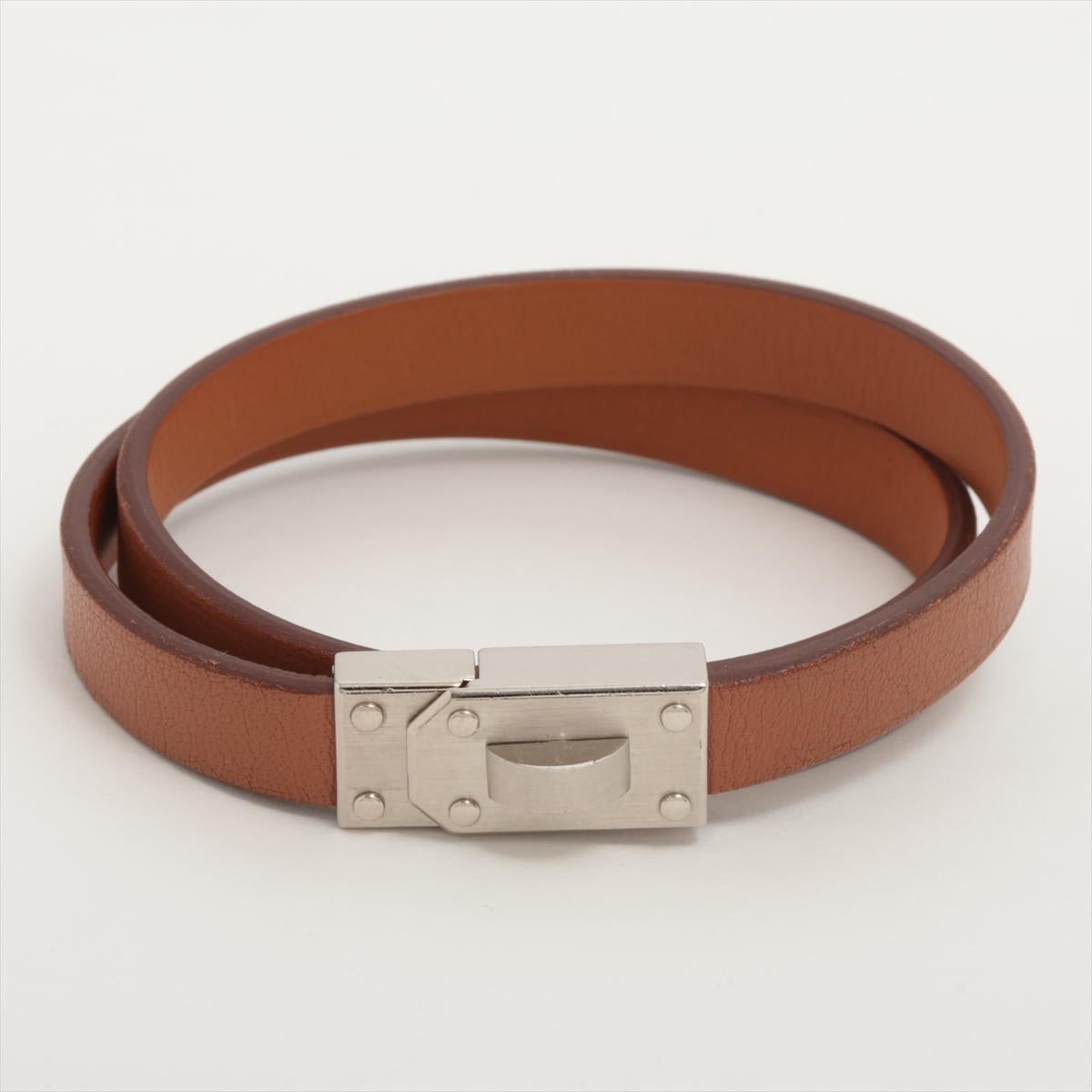 The Hermès Kelly Men 2020 Leather Bracelet in Brown is a refined and sophisticated accessory inspired by the iconic Kelly bag. Crafted from premium leather, the bracelet features a sleek and structured design that exudes timeless elegance. The