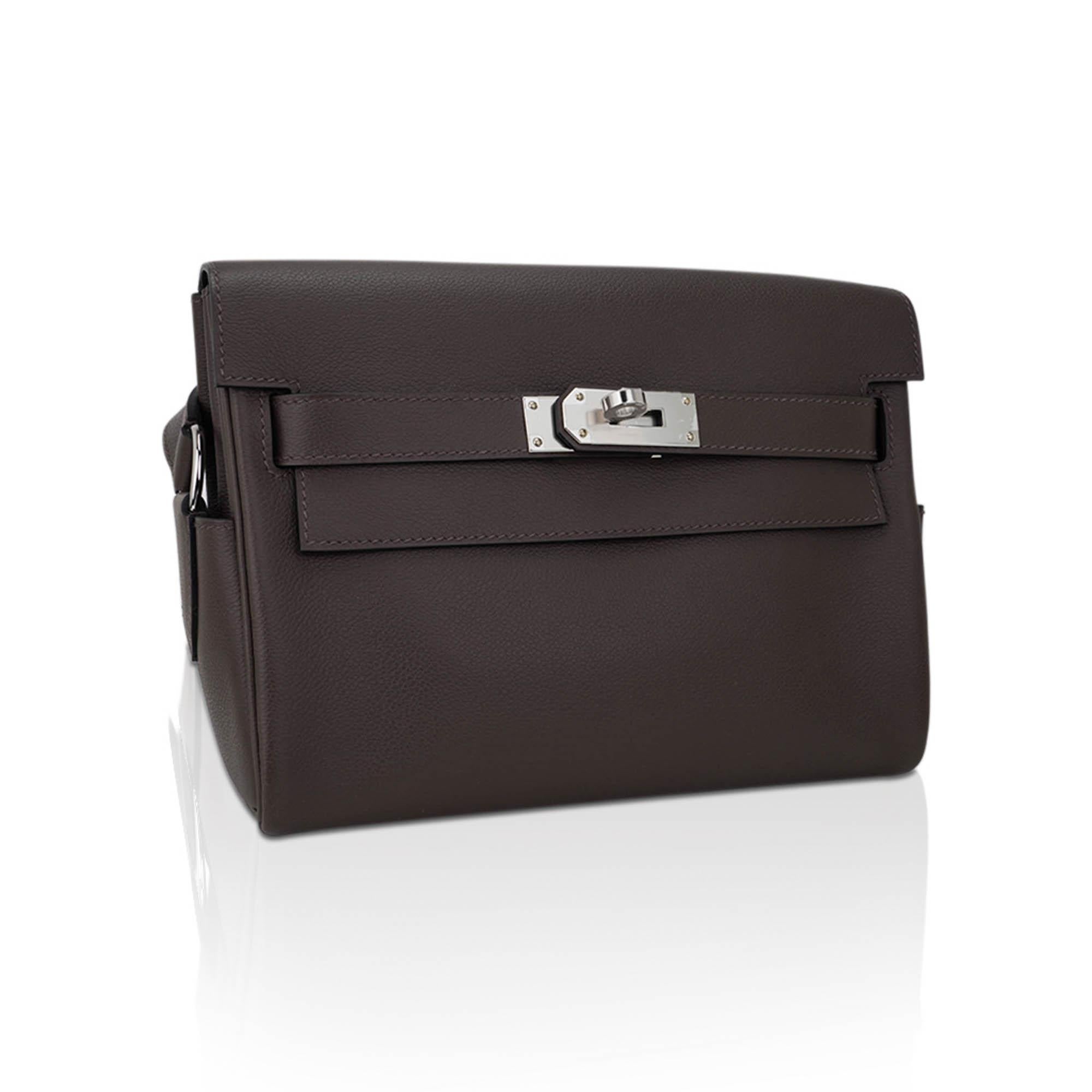 Mightychic offers an Hermes Kelly Messenger PM small model bag featured in Ecorce.
A warm, earth toned neutral perfect for year round wear.
A true unisex bag!
Versatile, chic and sporty, it can be worn on the shoulder, crossbody on the front or the
