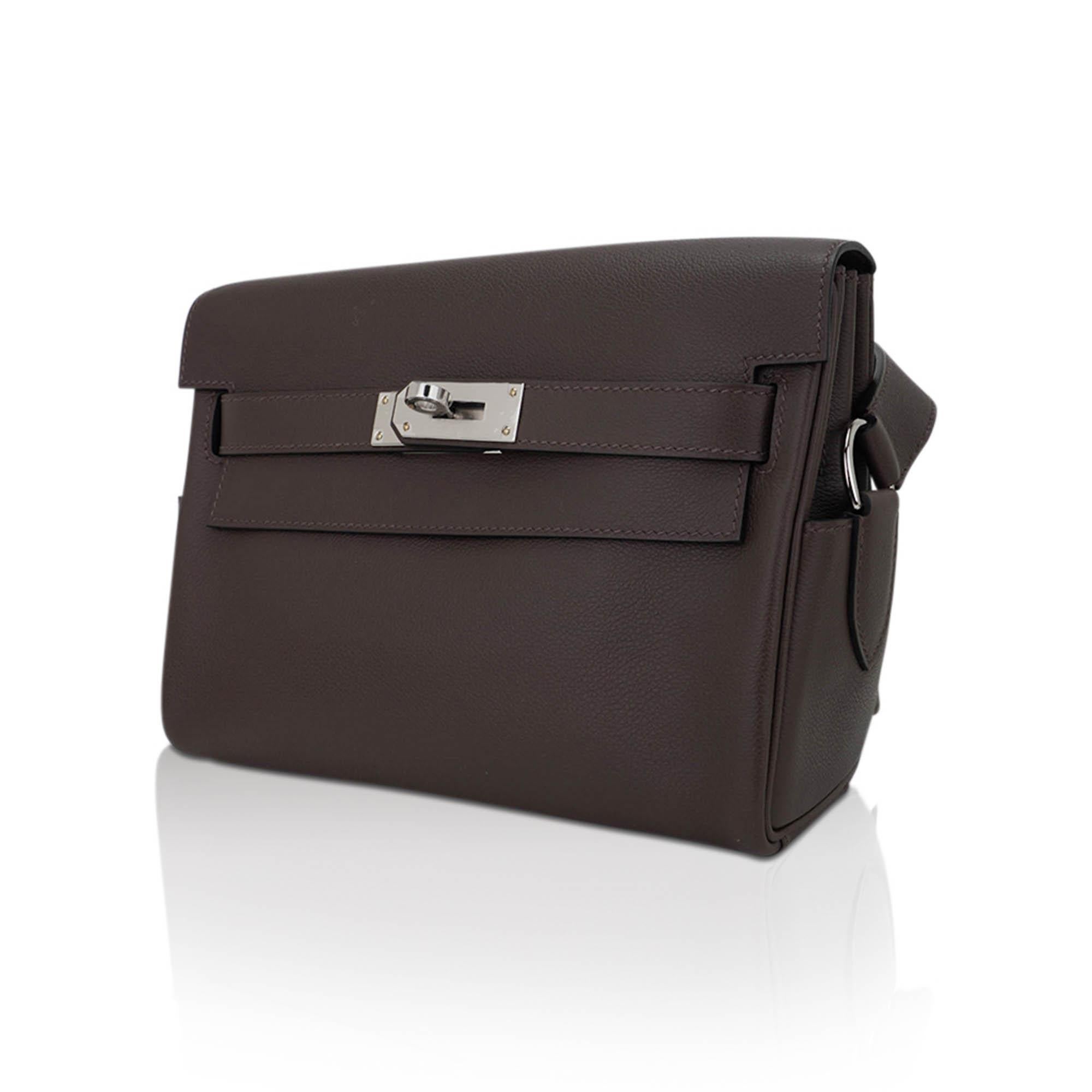 Hermes Kelly Messenger 25 Bag Ecorce Evercolor Leather with Palladium Hardware In New Condition In Miami, FL
