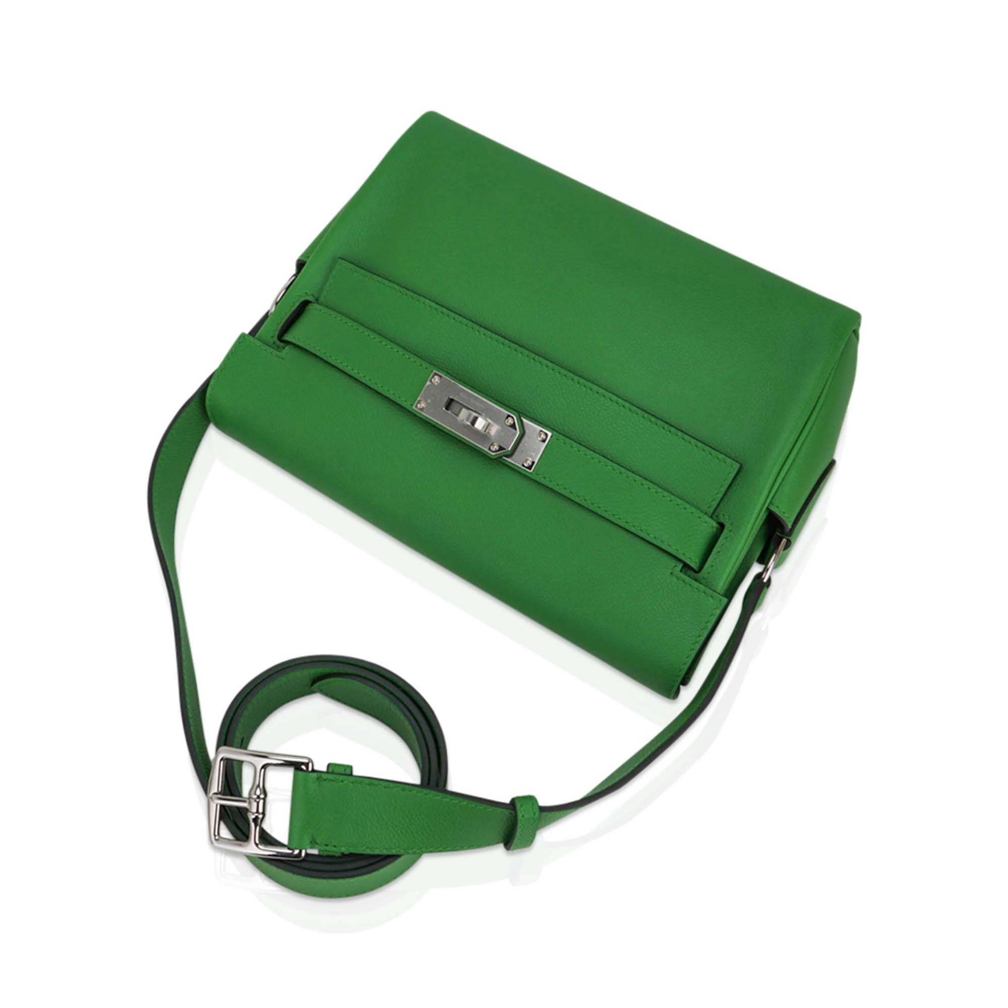 Mightychic offers an Hermes Kelly Messenger PM small model bag featured in Vert Yucca.
A true unisex bag!
Versatile, chic and sporty, it can be worn on the shoulder, crossbody on the front or the back of the body.
So stylish in richly saturated