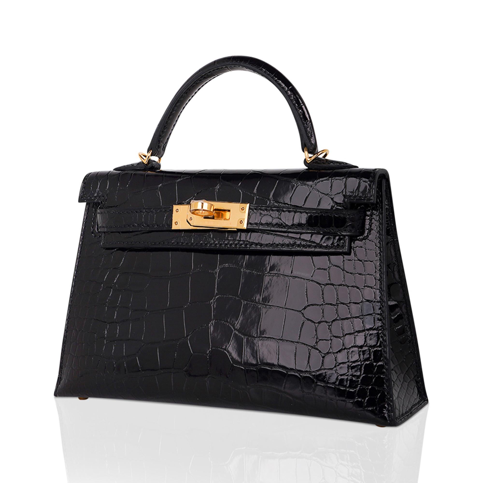 Mightychic offers an Hermes Kelly Mini 20 Sellier Bag featured in Black alligator.
Rich with gold hardware.
Carry by hand, shoulder or cross body.
The Kelly 20 bag in alligator is extremely limited and difficult to procure.
Comes with signature
