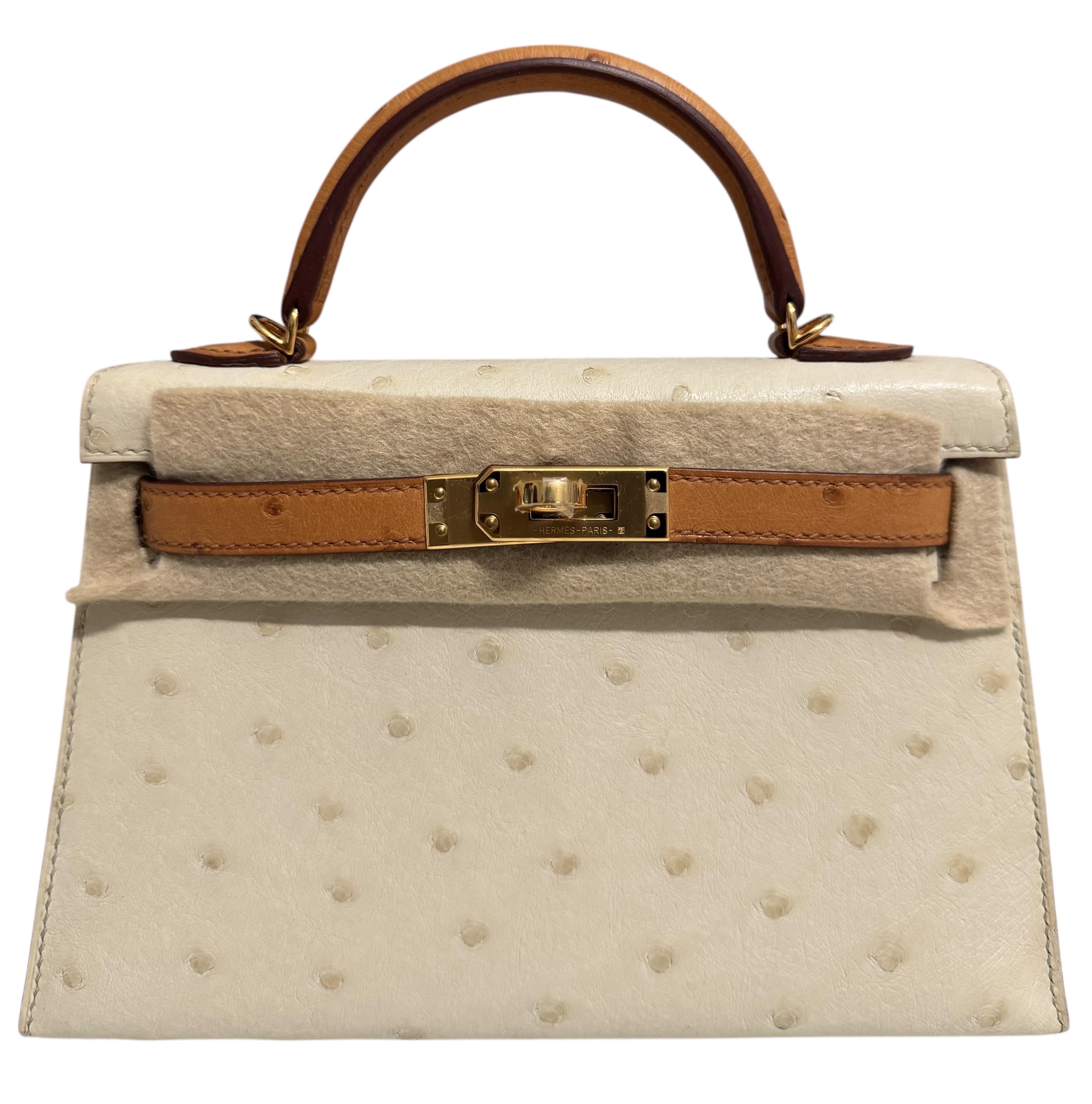 Rara y codiciadísima Mini Kelly 20 de Hermes como nueva Piel de avestruz parchemina y sésamo de pedido especial complementada con herrajes dorados.


Como nuevo, sello U 


Incluye todos los accesorios y la caja.


Lux Addicts es una empresa con