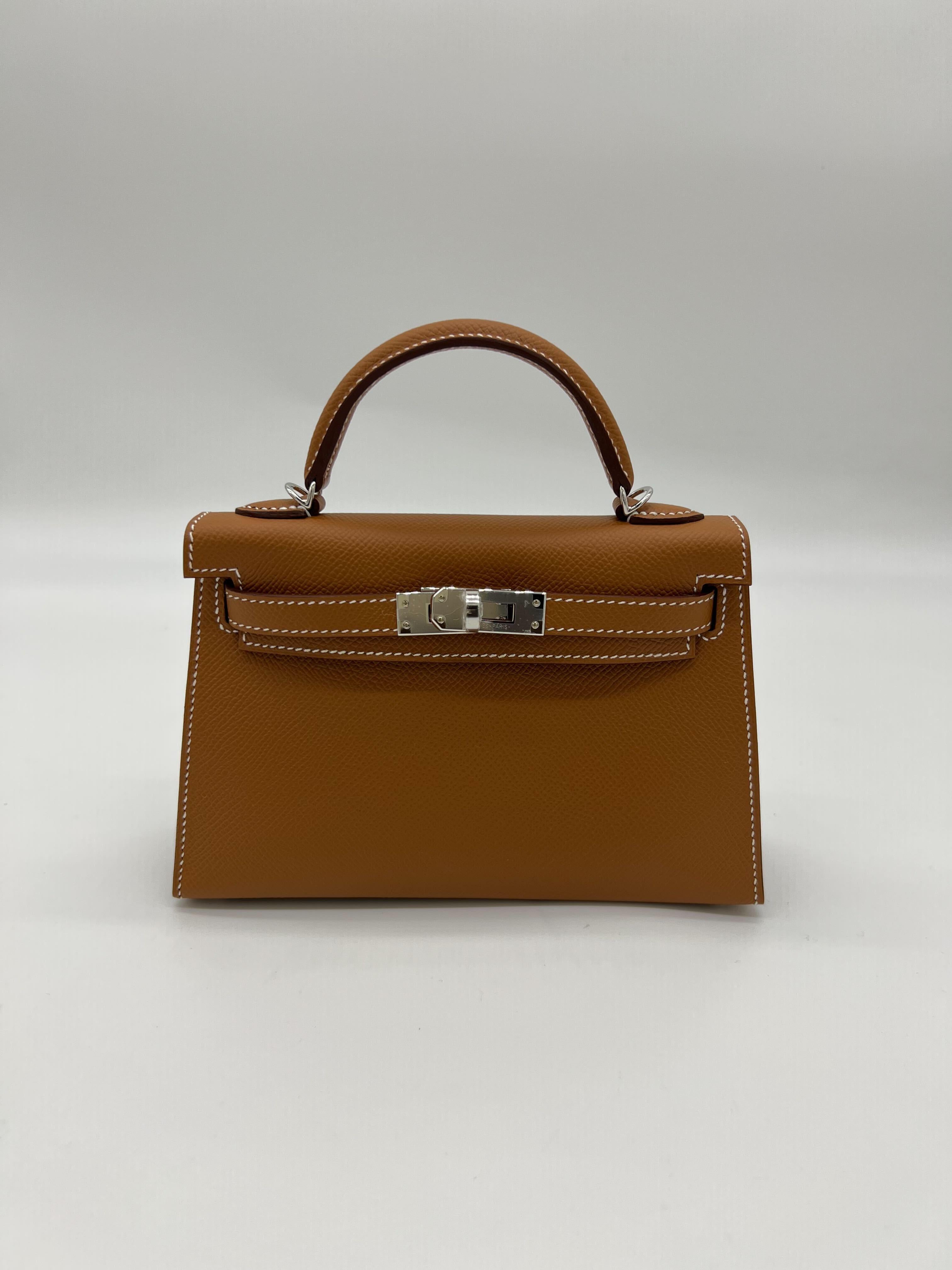 Hermes Kelly 20 Mini II Sellier Gold Veau Epsom Leather Palladium Hardware

Condition & Year: New 2023
Material: Epsom Leather
Measurements: 20cm x 16cm x 10cm
Hardware: Palladium 

*Comes with full original packaging.
*Full plastic on hardware.
