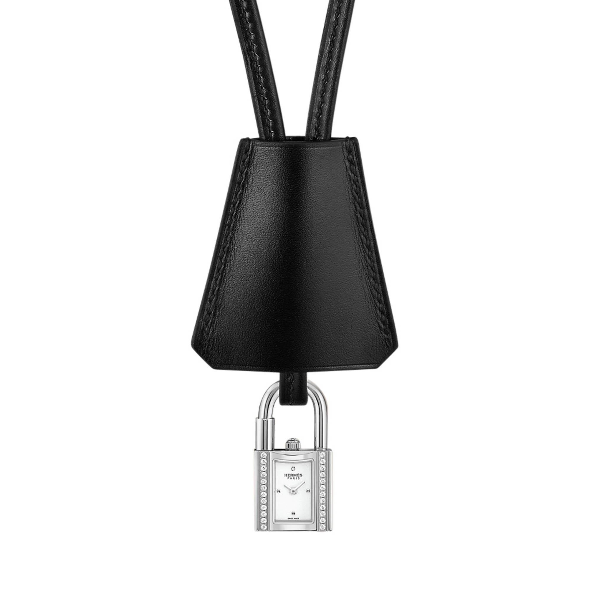 Mightychic te ofrece un reloj Hermes Kelly Mini Modelo 16 mm de acero inoxidable con diamantes engastados.
El reloj con candado es desmontable y se entrega con un cordón de cuero Black Box.
El reloj puede engancharse al cordón y llevarse como