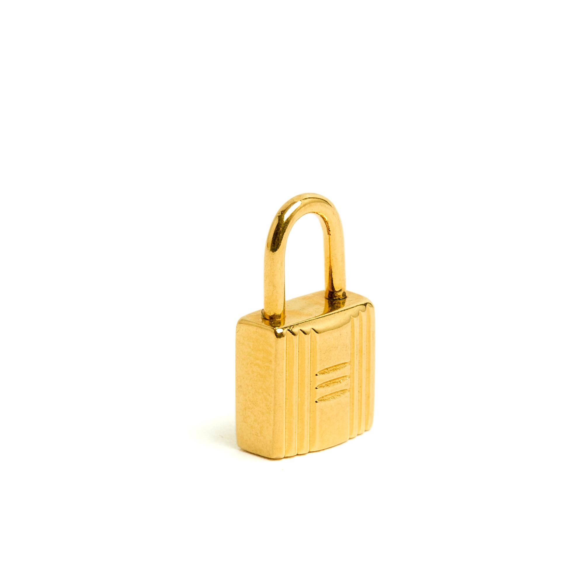 Hermès Kelly Mini Pendentif Métal Doré XS Pendentif Hermès Excellent état - En vente à PARIS, FR