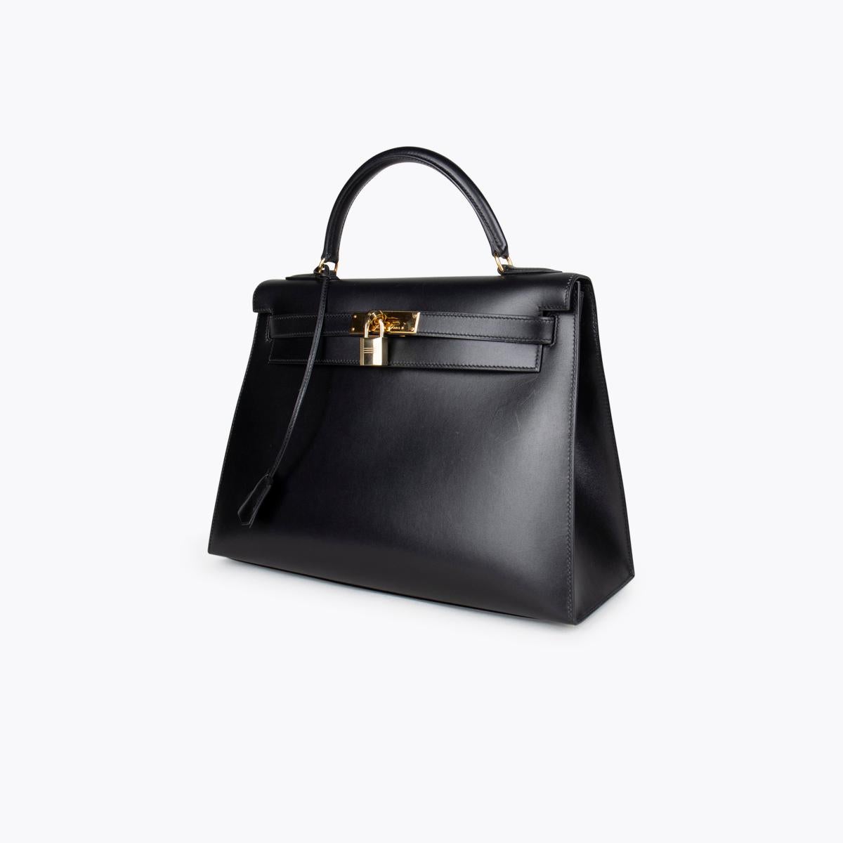 Noir Box leather Hermès Kelly Sellier 32 with

- Gold-plated hardware
- Single rolled top handle
- Single detachable flat shoulder strap
- Protective feet at base, tonal chevre interior, three interior pockets; one with zip closure and belted