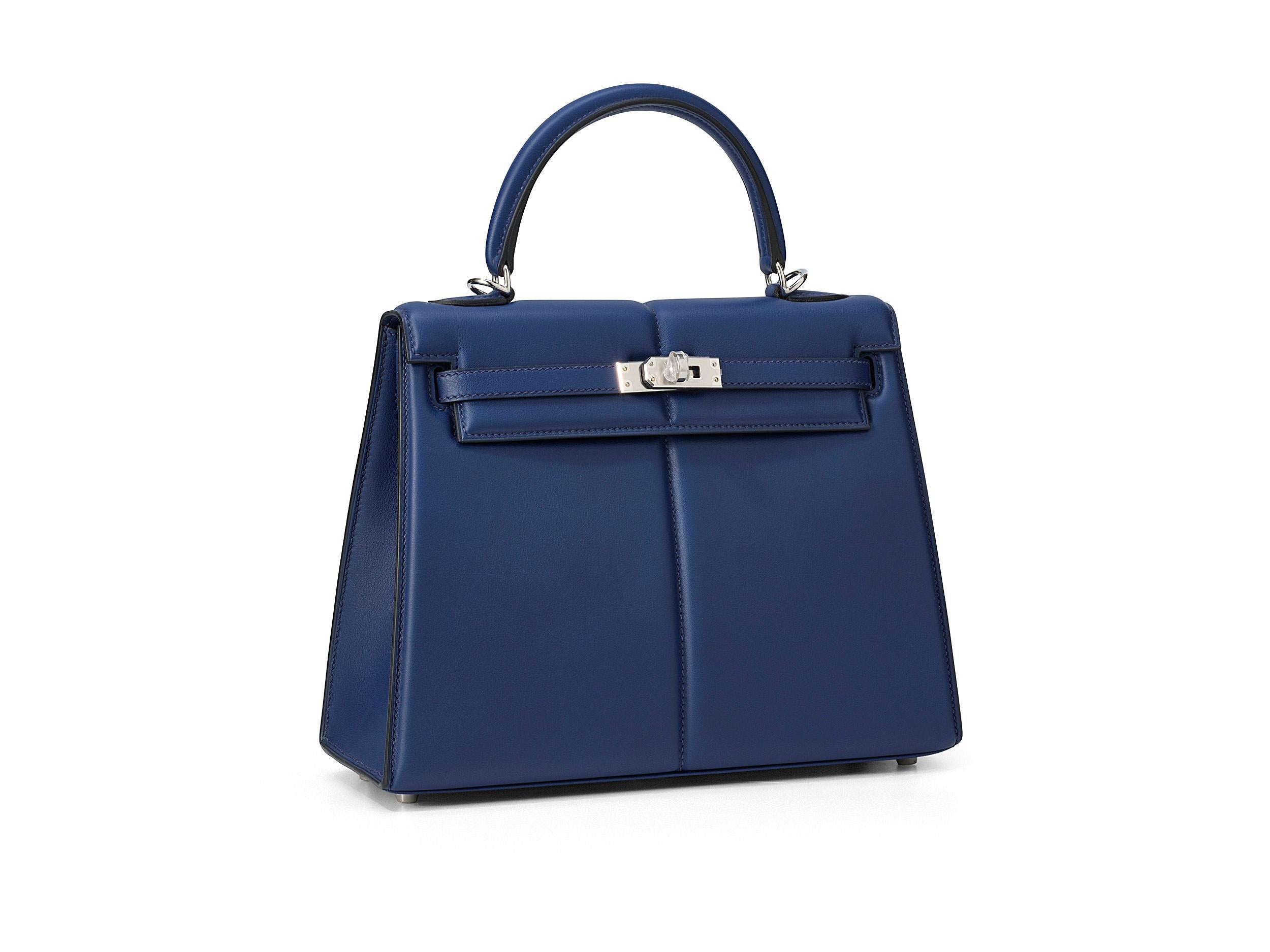 Hermès Kelly Padded 25 in bleu saphire and swift leather with palladium hardware. The bag is unworn and comes as full set including the original receipt.

Stamp Z (2021) 

