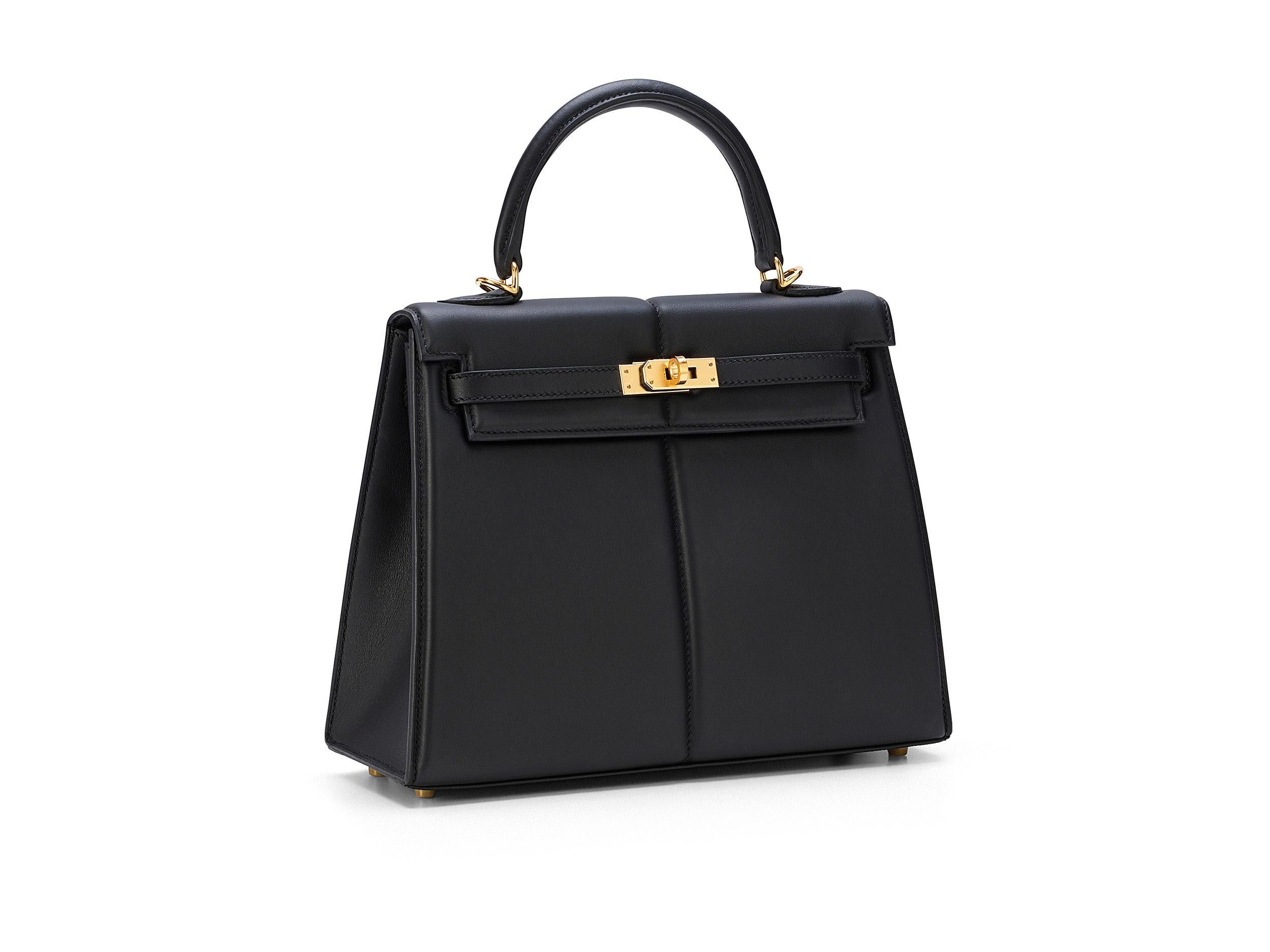 Hermès Kelly Padded 25 aus schwarzem und schwarzem Leder mit Goldbeschlägen. Die Tasche ist ungetragen und wird als komplettes Set inklusive der Originalquittung geliefert.  

Stempel U (2022) 

