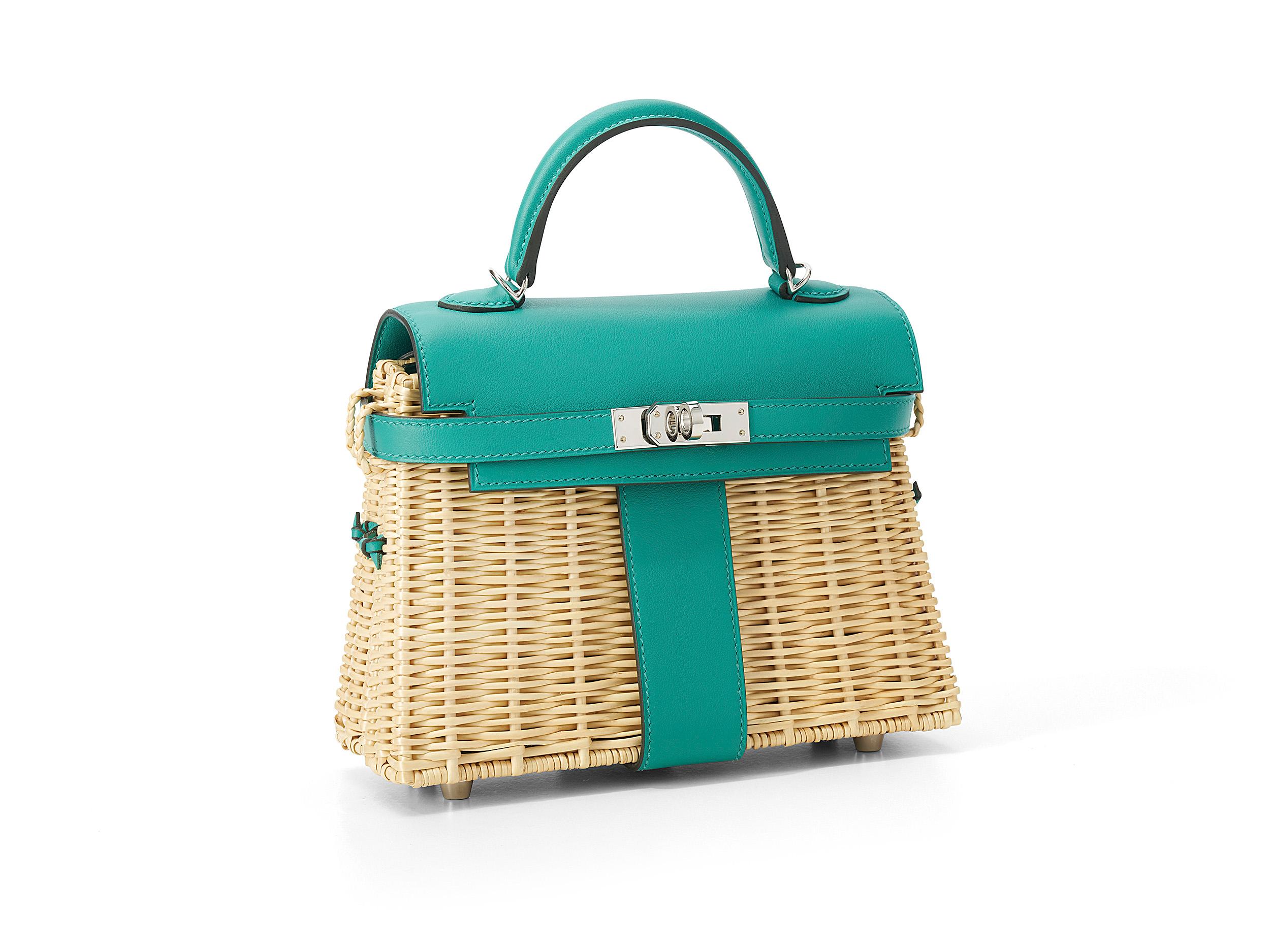 Hermès Kelly Picnic in vert verone and osier wicker/swift leather with palladium hardware. The bag is in excellent and unworn condition with minimal scratches on the hardware. Comes as full set including the original receipt. 
Stamp Y (2020) 


