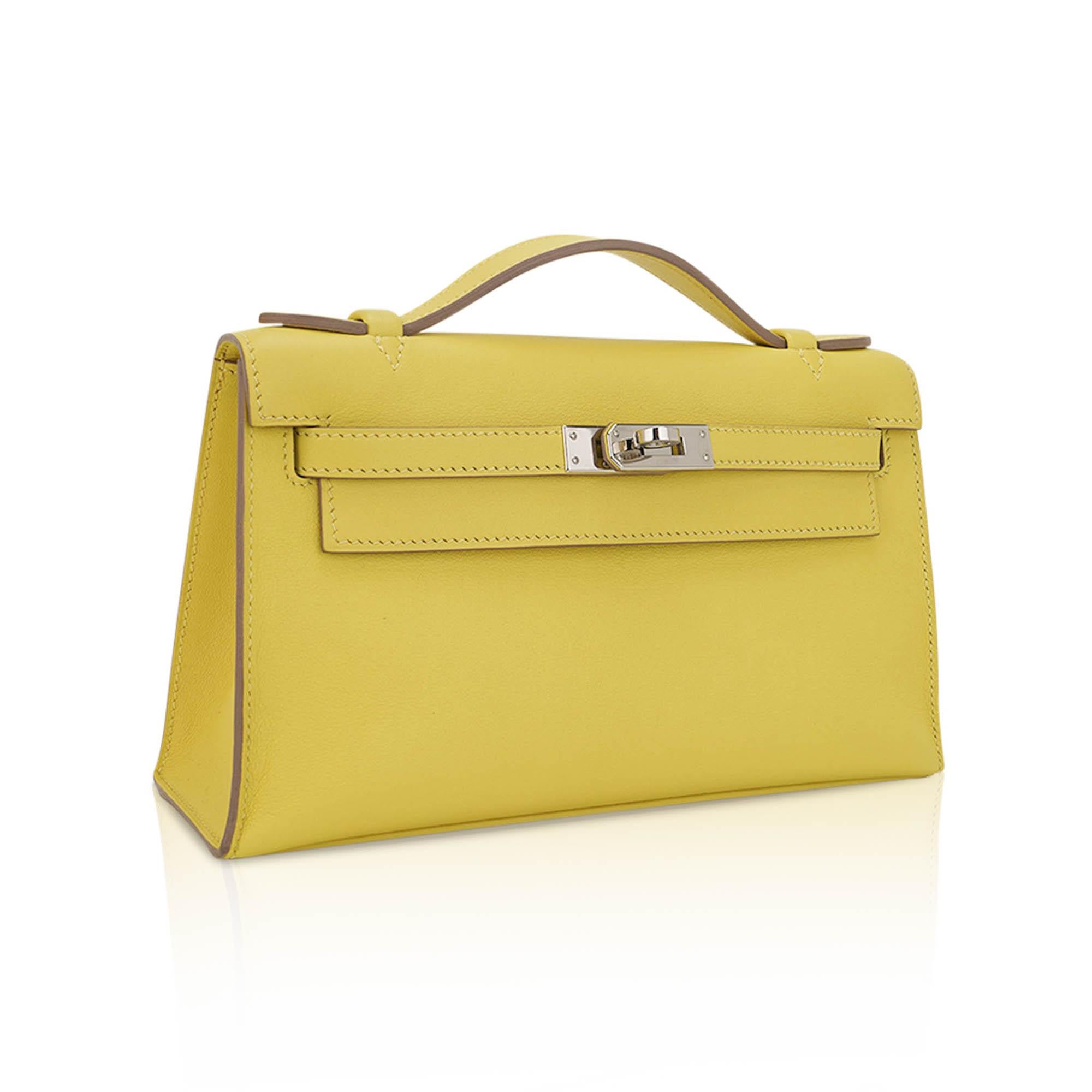 Mightychic bietet eine Hermes Kelly Pochette Clutch Tasche in Jaune de Naples Swift Leder.
Dieses herrlich warme, neutrale Gelb ist die perfekte Balance zwischen sehr hellen Gelbtönen und orangefarbenen Untertönen.
Kleines hinteres Fach.
Kommt mit