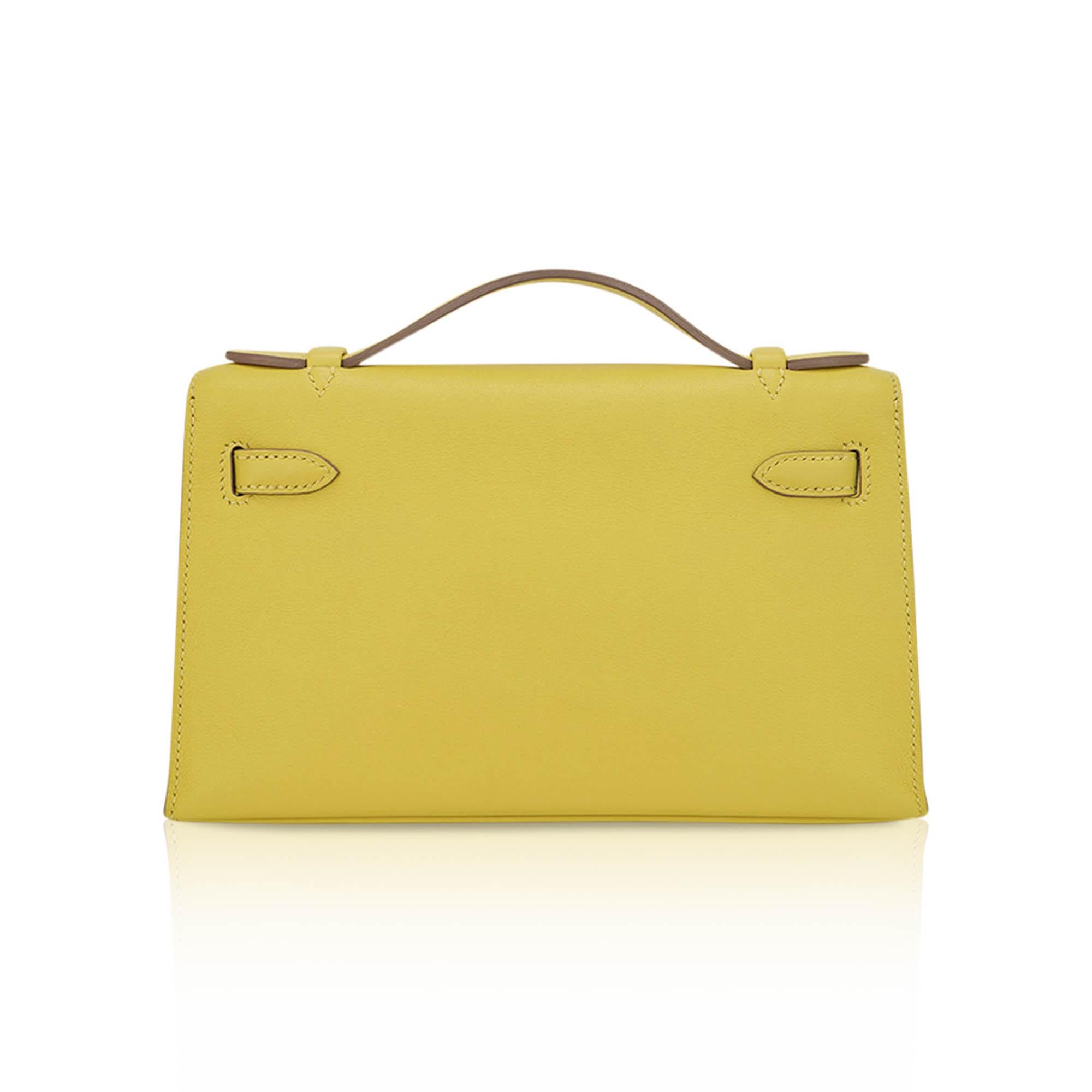 Hermes Kelly Pochette Tasche Jaune De Naples Swift Leder Palladium im Angebot 1