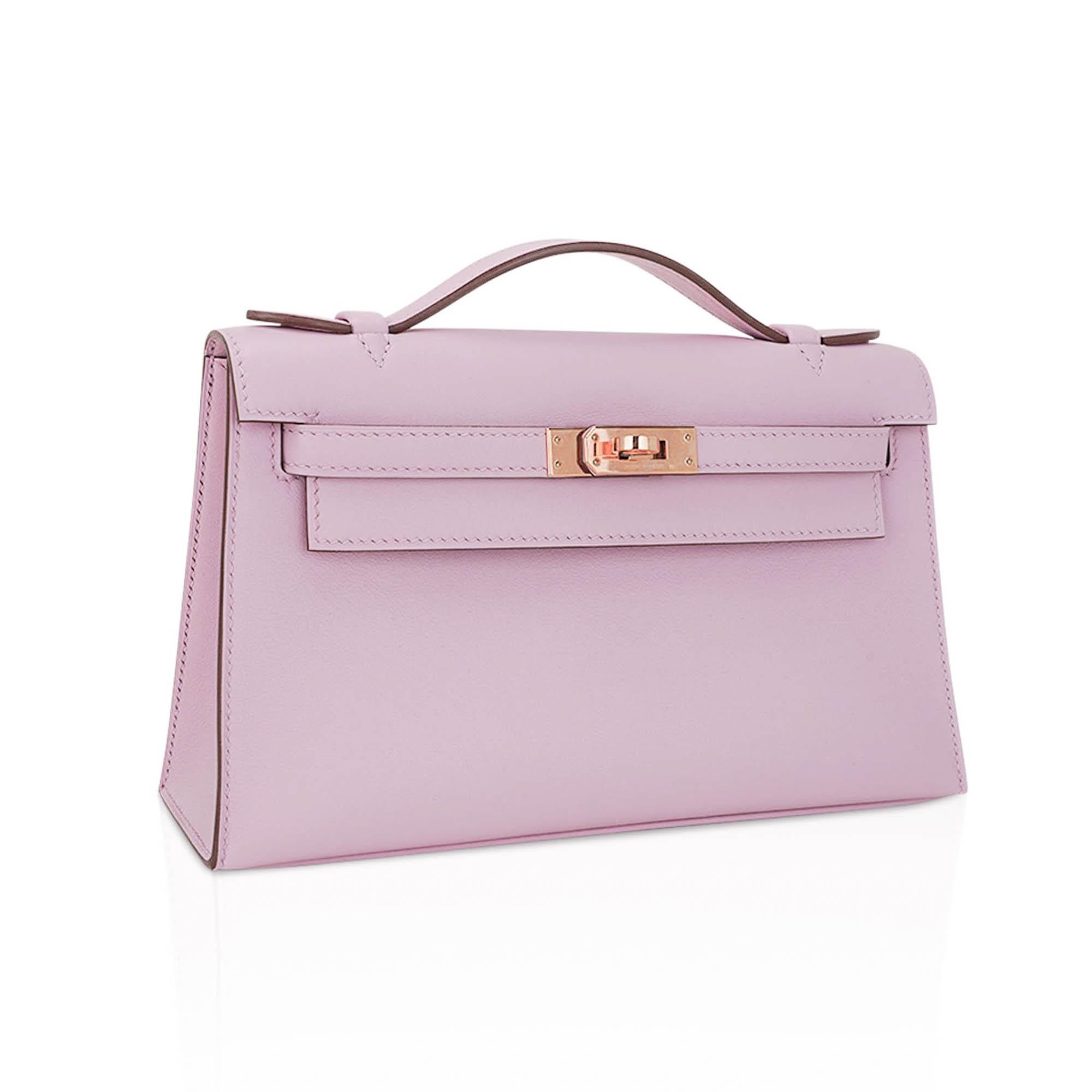 Mightychic bietet eine Hermes Kelly Pochette Clutch Tasche in Mauve Sylvestre Swift Leder.
Perfekt ergänzt durch warme rosegoldene Beschläge.
Diese herrlich zarte, neutrale Farbe ist die perfekte Balance zwischen Tages- und Abendkleidung.
Kleines