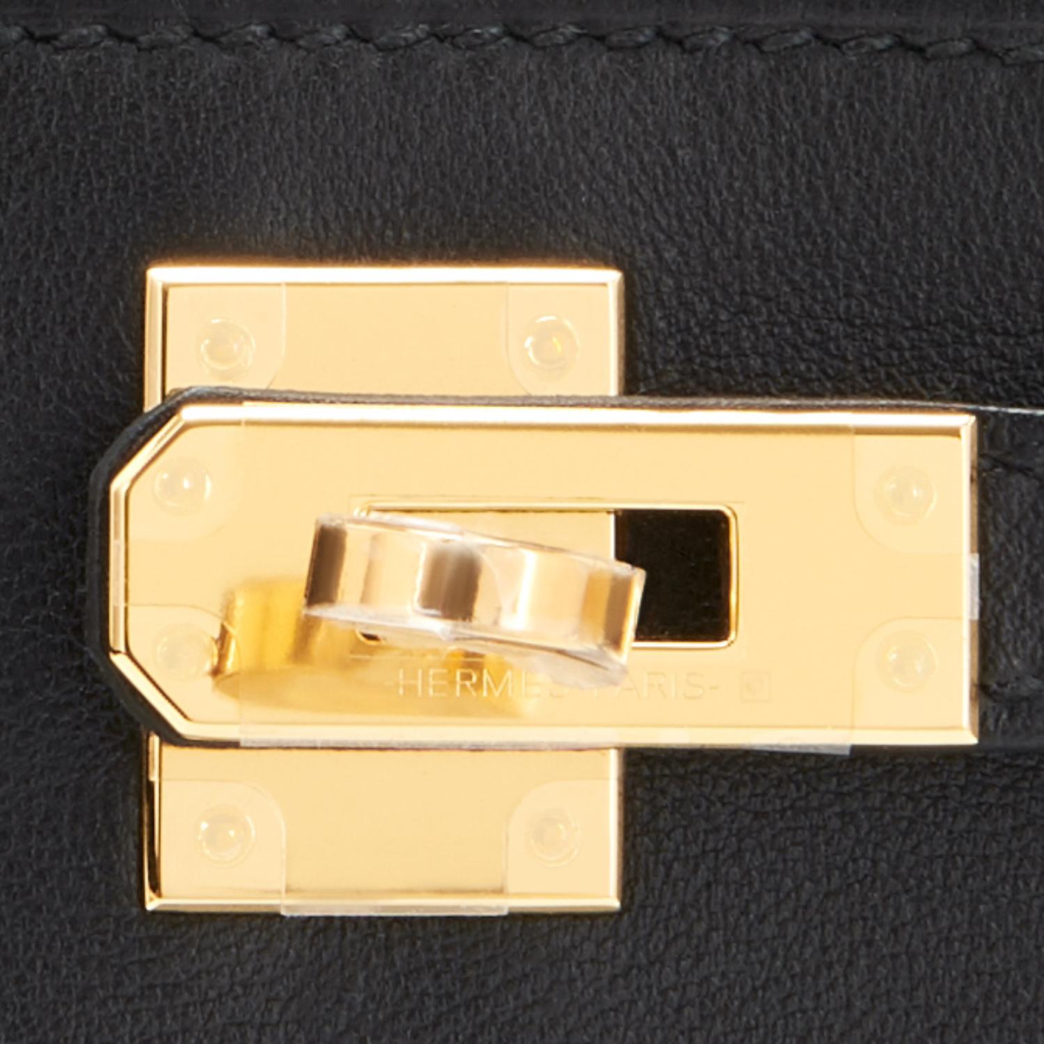 Pochette Kelly d'Hermès noire et dorée avec finitions métalliques et pochette découpée, estampillée Z, 2021  2