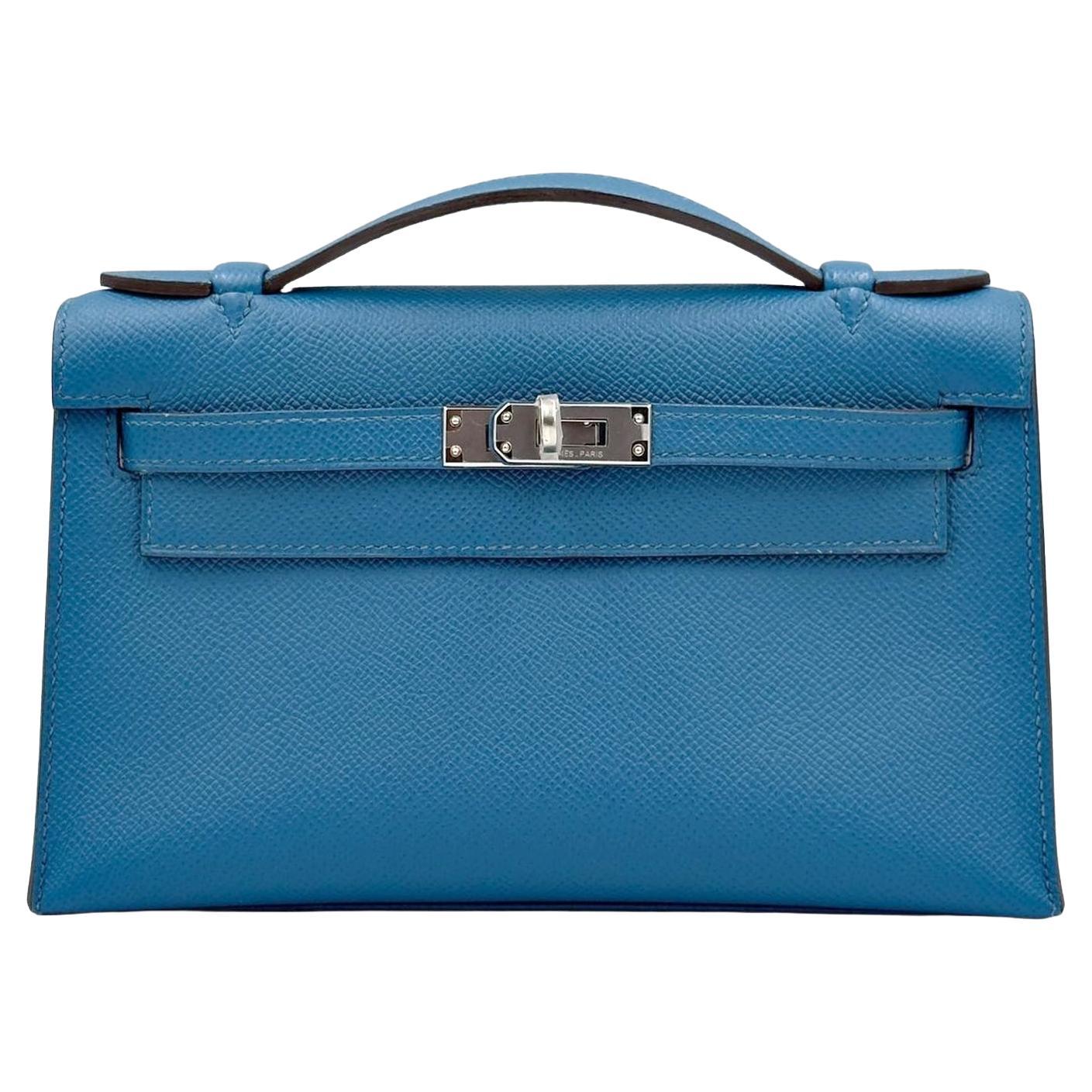 How do you wear a Kelly Pochette?
