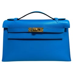 Pochette Hermes Kelly in pelle blu Frida con finiture in oro