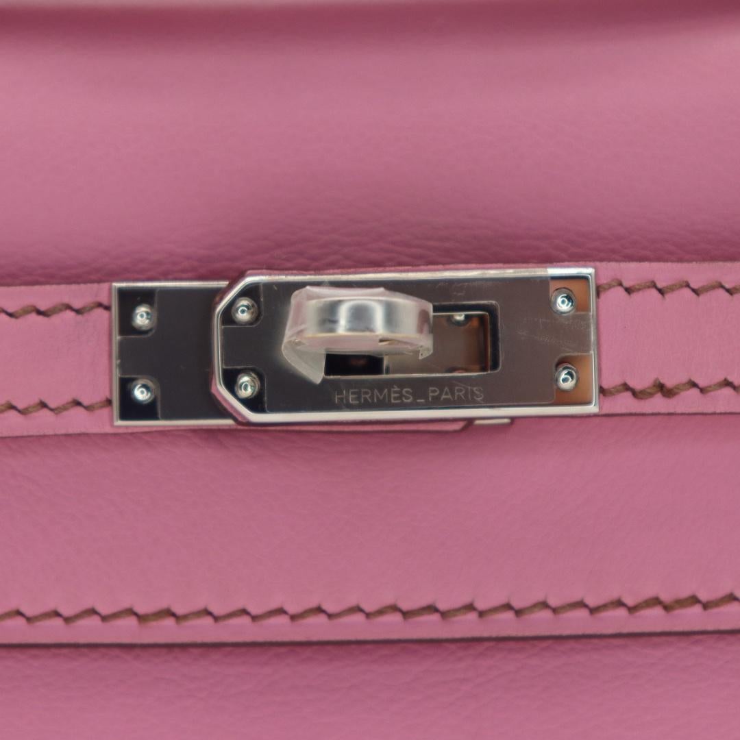 Women's or Men's Hermès Kelly Pochette Bubblegum Swift Leather Palladium Hardware For Sale